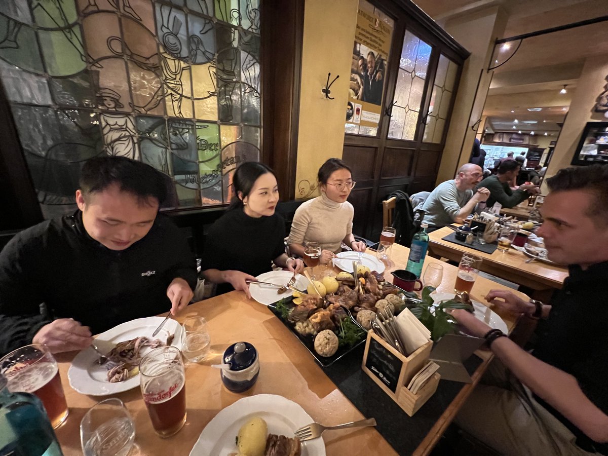 rt_fm's tweet image. Wir feiern 2 Jahre #Shokz bei rtfm 🚀
Und genauso lange hat es (durch Corona) gedauert, bis wir uns das erste Mal persönlich getroffen haben. Nach unserem Strategie-Update in der Agentur brachten wir die fränkische Küche an den asiatischen Gaumen. Auf die weitere gemeinsame Zeit!