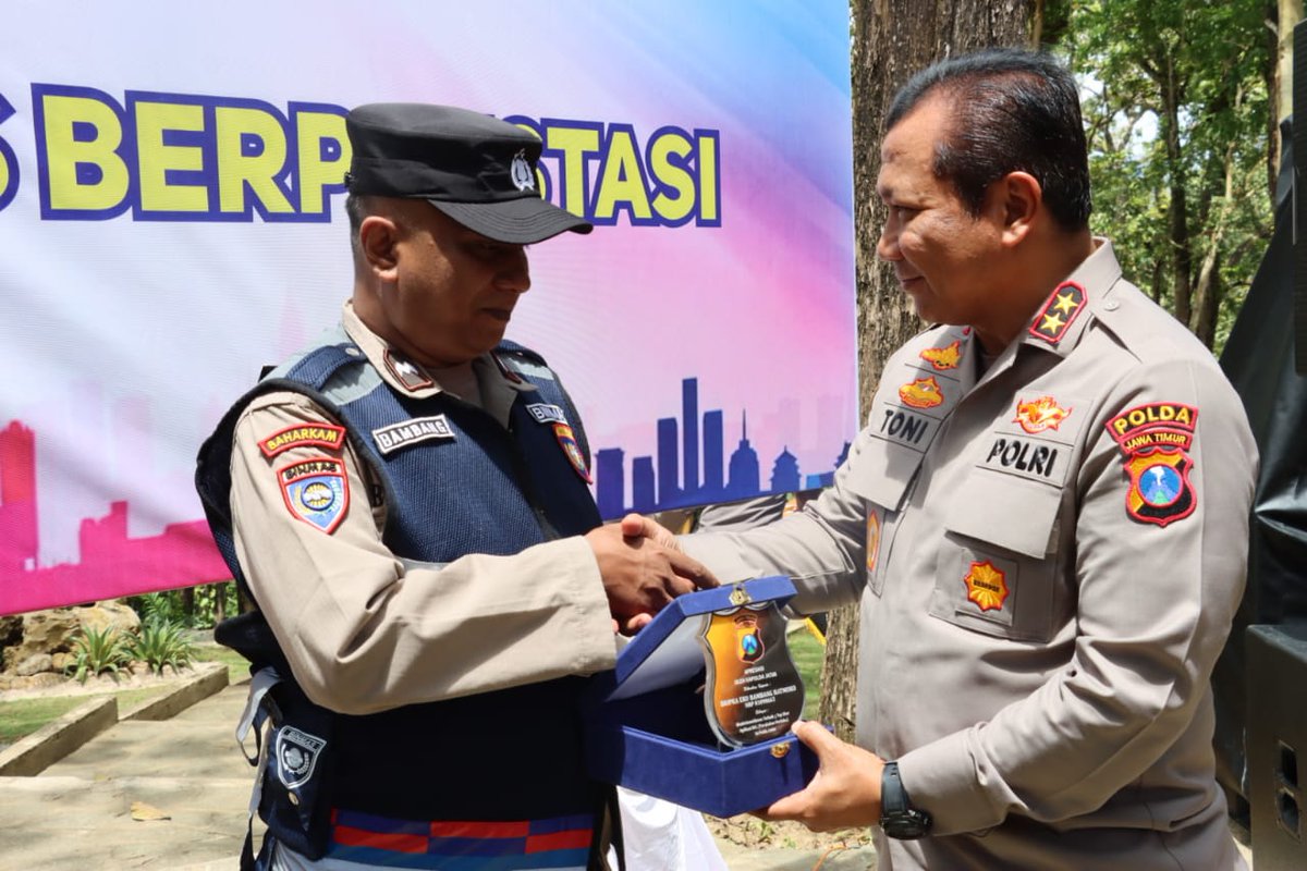 1 hari 1 kebaikan

#bhabinkamtibmas_1hari1kebaikan 
#bhabinkamtibmas_kebaikan 
#bhabinwatwetsatset
#bhabinkamtibmas_kebonagung
#polsekkebonagung
#bhabinkamtibmas
#kamihadiruntukmasyarakat
#inipolisi
#sahabatpolisi
#sahabat_bhabinkamtibmas
#pasukanlangit