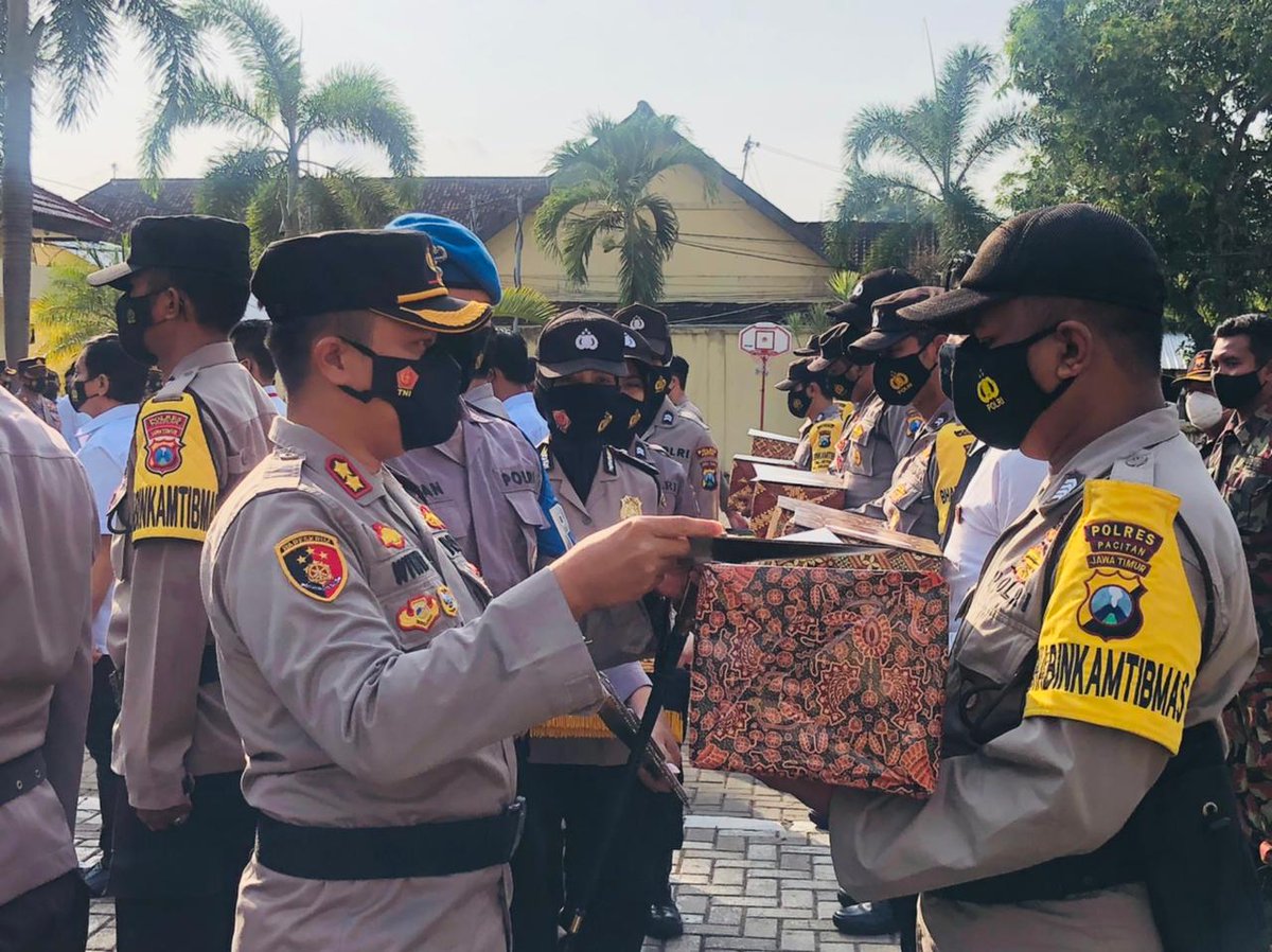 1 hari 1 kebaikan

#bhabinkamtibmas_1hari1kebaikan 
#bhabinkamtibmas_kebaikan 
#bhabinwatwetsatset
#bhabinkamtibmas_kebonagung
#polsekkebonagung
#bhabinkamtibmas
#kamihadiruntukmasyarakat
#inipolisi
#sahabatpolisi
#sahabat_bhabinkamtibmas
#pasukanlangit