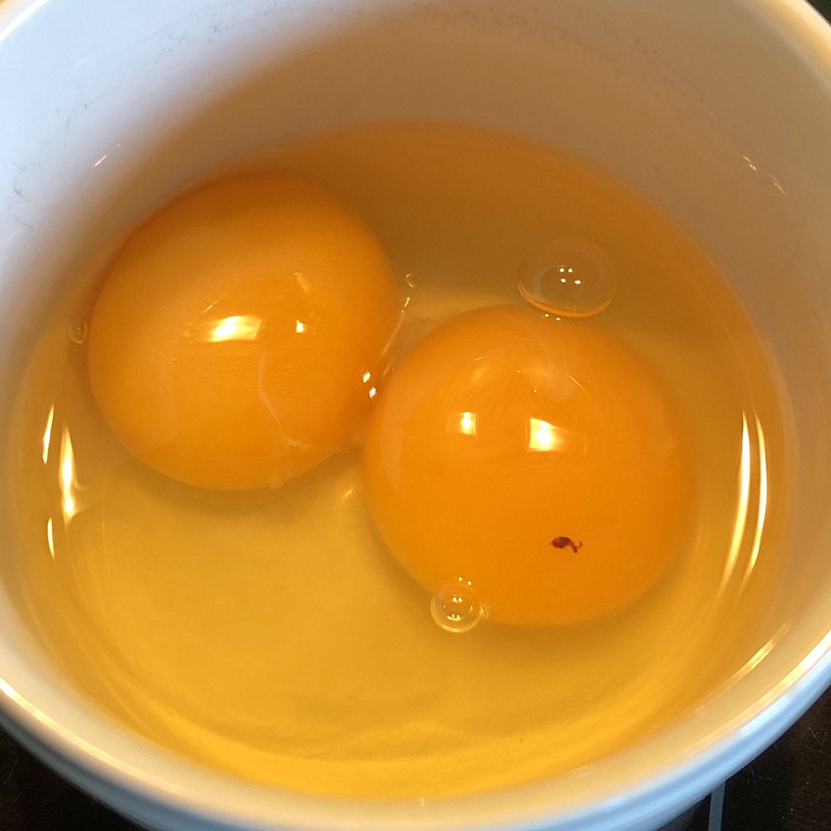 Another double-yolker , third from the same box. What are the chances of that happening? Funny you should ask…
bbc.com/news/magazine-…