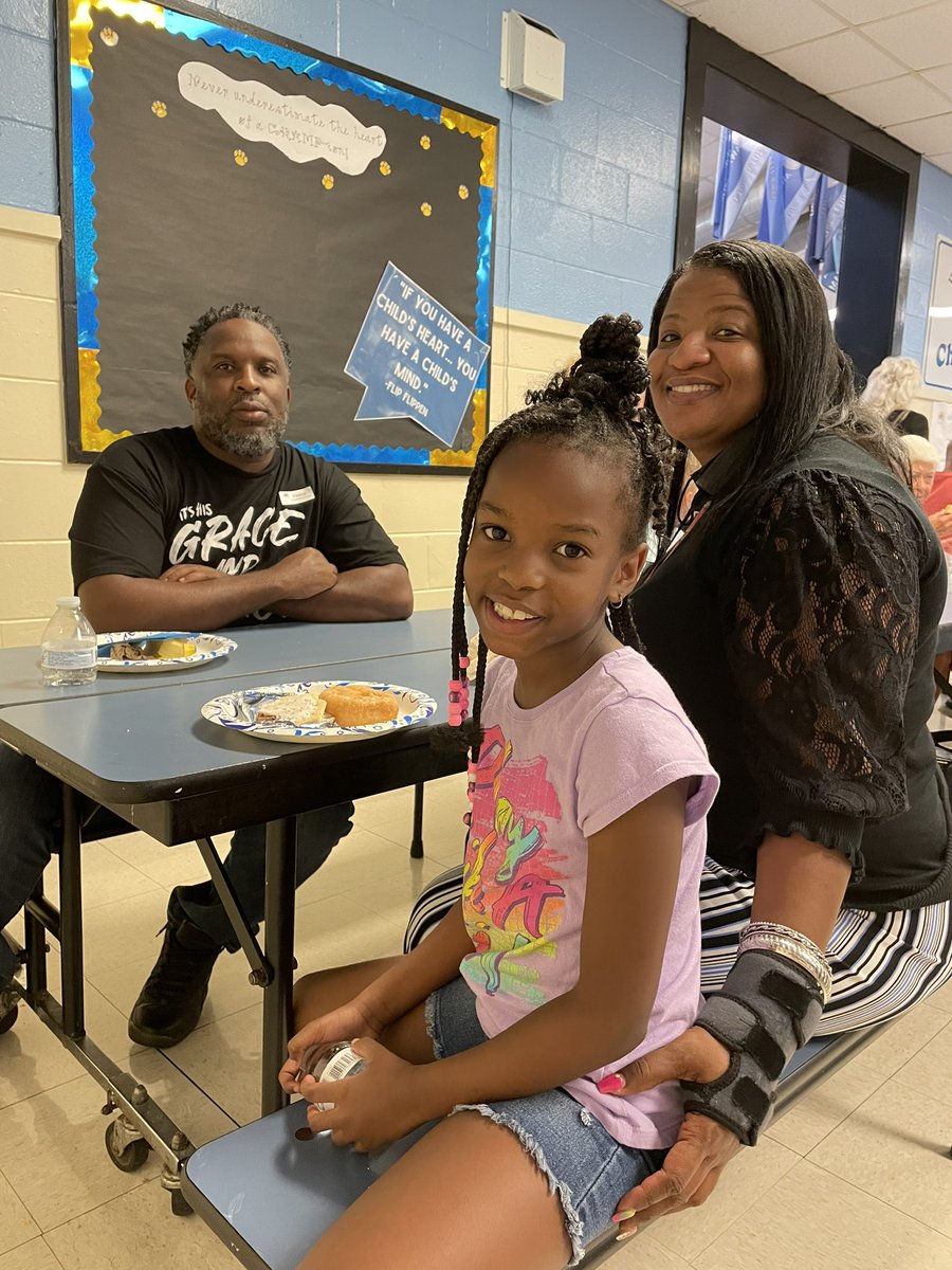 KnightsvilleES's tweet photo. We had an amazing Grandparents Day celebration! Over 500 grandparents came to join Morning Meeting, see classrooms and share breakfast. We love our community! @TeamDDTwo https://t.co/D9tj32GgOd