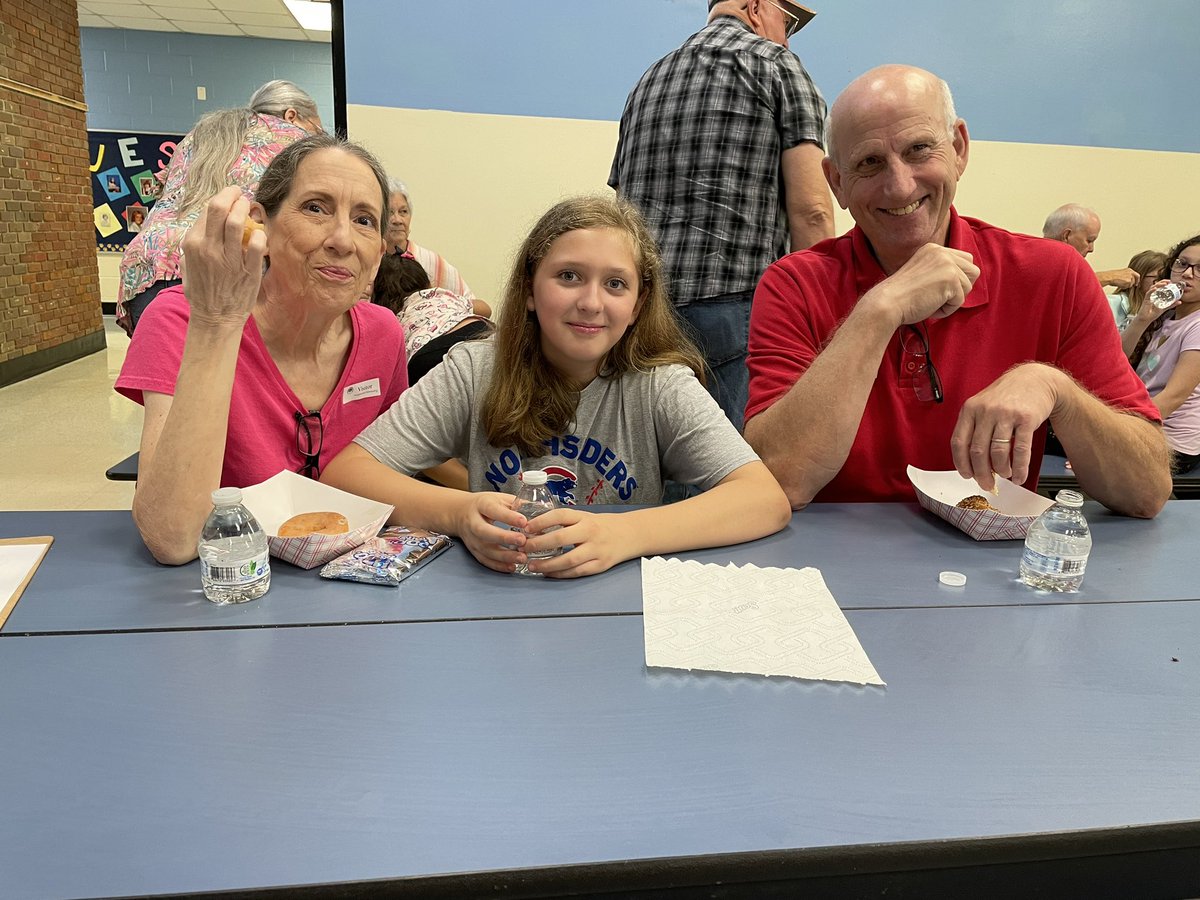 KnightsvilleES's tweet photo. We had an amazing Grandparents Day celebration! Over 500 grandparents came to join Morning Meeting, see classrooms and share breakfast. We love our community! @TeamDDTwo https://t.co/D9tj32GgOd