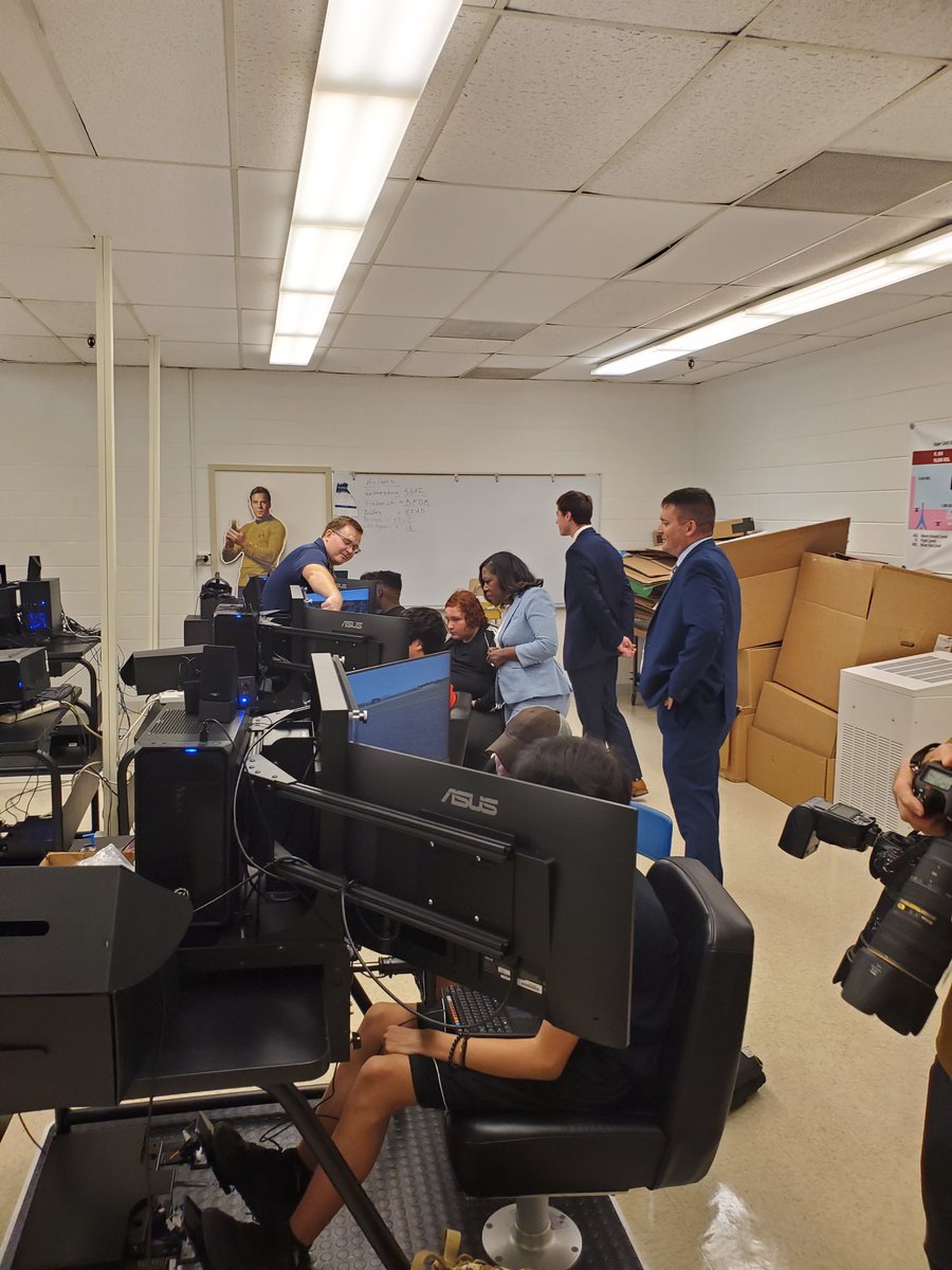 Thank you Dr. McKnight for visiting Magruder High School and the Aviation program. <a href="/MHS_principal/">Chris Ascienzo</a> <a href="/MCPS/">MCPS</a> @mcpsEspanol <a href="/mocoboe/">Moco BOE</a> <a href="/MagruderHS/">Magruder Colonels</a>