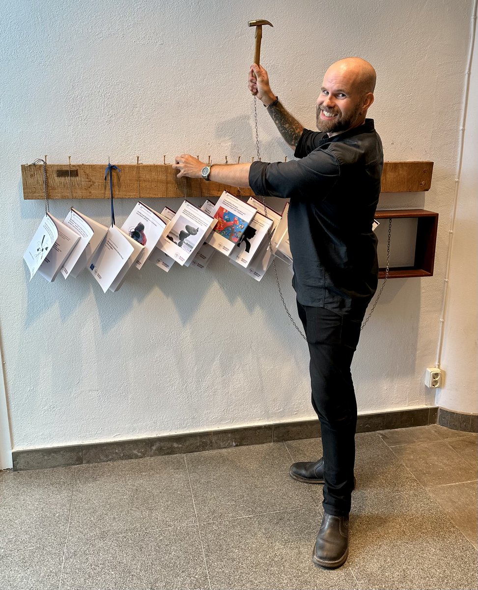 DrEckerstrom's tweet photo. 📢 Imorgon presenterar Ola Siljeholm sin intressanta forskning vid @karolinskainst! Han har utforskat #CRAFT, ett stödprogram för anhöriga till personer med alkohol- och drogproblem. 📘🔬#MentalHälsa #Forskning @riddargatan1 @AndersHammarber 

👉 Läs avhandlingen här:
https://t.co/0AtgCWRCVD