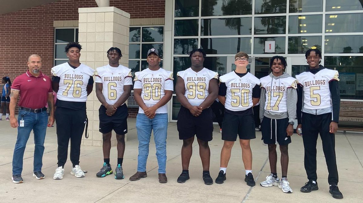 coachERiosJr's tweet photo. Thank you Ridge Creek Elementary for having @SC_BulldogFB over for the morning drop-off!! #Community #Leaders #Family @MrsMartinez_RCE https://t.co/dddO3Y8xwR