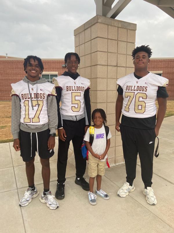 coachERiosJr's tweet photo. Thank you Ridge Creek Elementary for having @SC_BulldogFB over for the morning drop-off!! #Community #Leaders #Family @MrsMartinez_RCE https://t.co/dddO3Y8xwR
