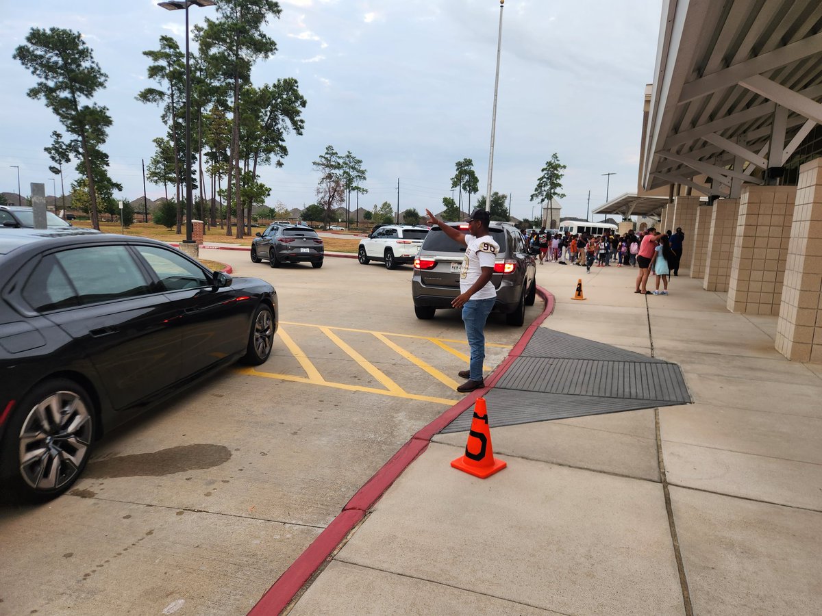 coachERiosJr's tweet photo. Thank you Ridge Creek Elementary for having @SC_BulldogFB over for the morning drop-off!! #Community #Leaders #Family @MrsMartinez_RCE https://t.co/dddO3Y8xwR