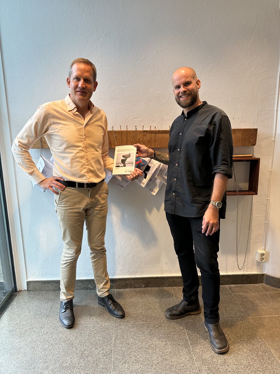 DrEckerstrom's tweet photo. 📢 Imorgon presenterar Ola Siljeholm sin intressanta forskning vid @karolinskainst! Han har utforskat #CRAFT, ett stödprogram för anhöriga till personer med alkohol- och drogproblem. 📘🔬#MentalHälsa #Forskning @riddargatan1 @AndersHammarber 

👉 Läs avhandlingen här:
https://t.co/0AtgCWRCVD