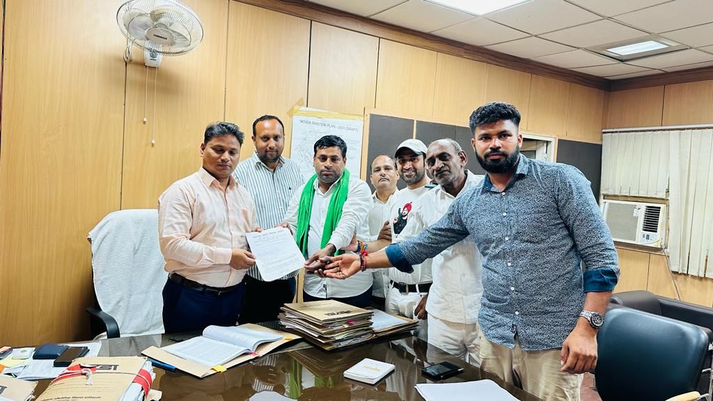 Vill salarpur Khadar ke vikash ke liye siver nali RCC Street lite ke liye noida ke adhekareyo ko gapan deya Gaye he