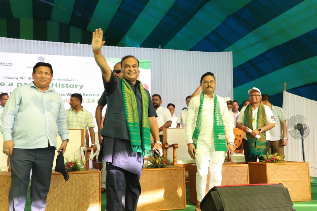 আজি ওদালগুৰি জিলাৰ ভৈৰৱকুণ্ডত মাননীয় মুখ্যমন্ত্ৰী  ড° হিমন্ত বিশ্ব শৰ্মাই অমৃত বৃক্ষ আন্দোলন কাৰ্যসূচীৰ সৈতে  সংগতি ৰাখি আয়োজিত এক অনুষ্ঠানত বাণিজ্যিক মূল্য থকা এটা গছপুলি ৰোপণ কৰে।

For heralding a tree-based economy, Govt of Assam has initiated plantation of 10 lakh saplings