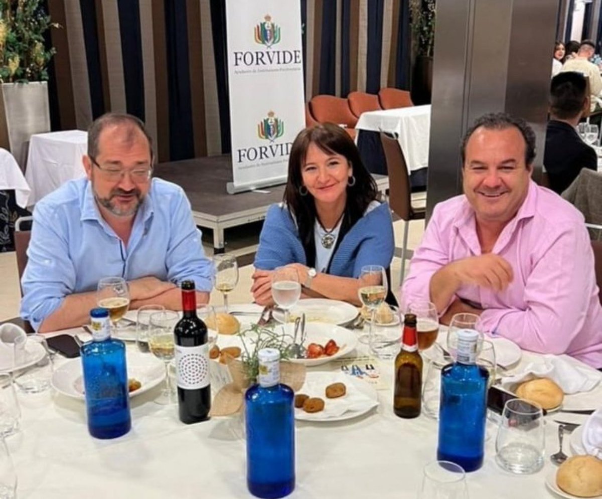 perrosanchez34's tweet photo. Os acordáis de las comilonas que paga forvide a la ejecutiva de UGT (antes acaip) JR, Paco, Pablo y demás Howards de la vida, pues también comparten mesa con J.M PEREZ PEÑA.
 Me viene a la cabeza el bulo de Villena, Valdemoro o la persecución a miembros de TAMPM.
#sosprisiones https://t.co/A6CFGGaHzk