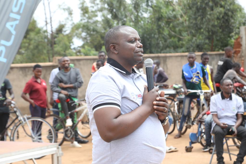 KayonzaDistrict's tweet photo. Uyu munsi Umuyobozi w'Akarere wungirije @Harelimanajd yasoje  ubukangurambaga bwo kurwanya ubwandu bushya bwa Virusi itera SIDA bufite insanganyamatsiko: "Tujyanemo,duhagarike ubwandu bushya bwa Virusi itera SIDA"  kurwego rw'Akarere bwasorejwe mu @KabarondoSector. https://t.co/BFMMzcfI2m