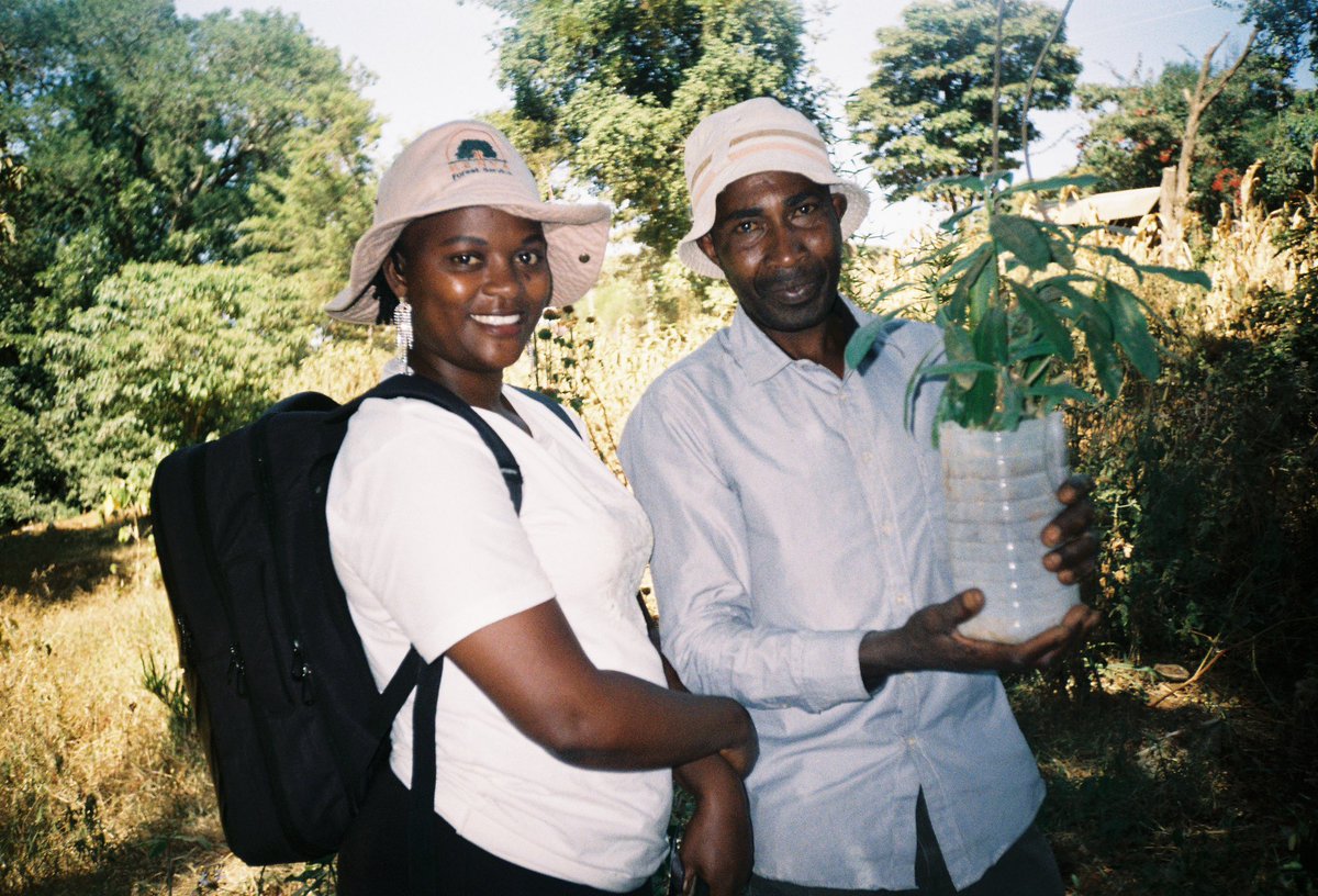EvaBerankova's tweet photo. Pokračování Kenya diaries. Náš “výzkum” se zabýval “Community Water Management in Nanyuki”. Náš hlavní cíl bylo uskutečnit rozhovory, kde jsme chtěli zjistit jak zúčastněné strany na různých úrovních spolupracují a jaké strategie využívají během sucha. https://t.co/ktC2Bq9U5E