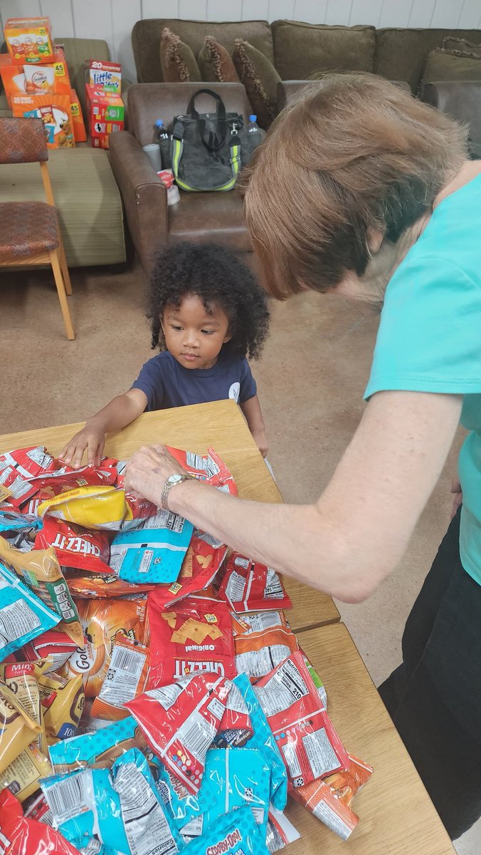 EhayesMV's tweet photo. Our hearts are full as we watch our littlest Mustangs serve others! #mvschool https://t.co/dL9cBDK13h