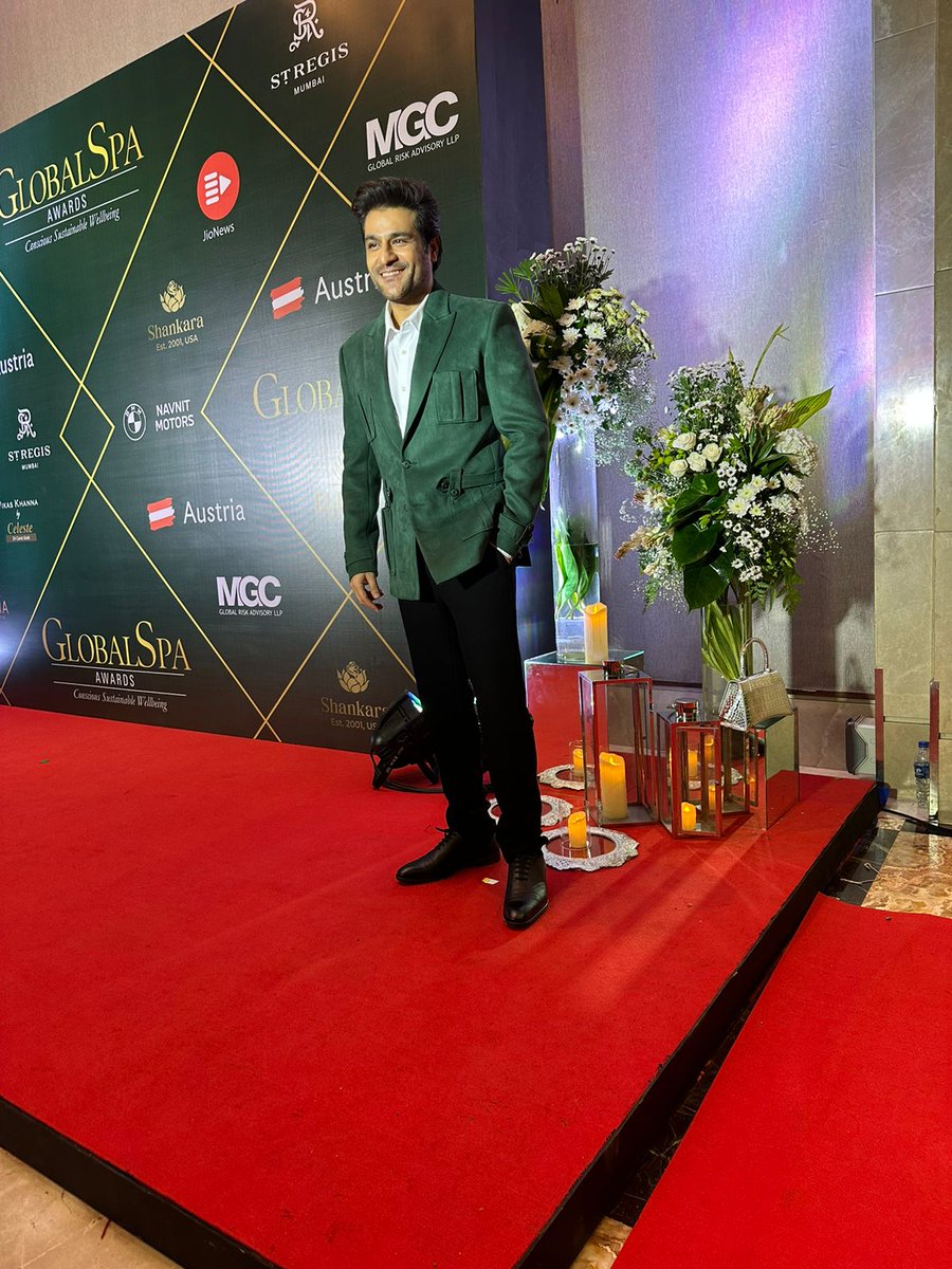Actor Sunny Hinduja looks sharp in a suit!
#SunnyHinduja
 #Aboutlastnight