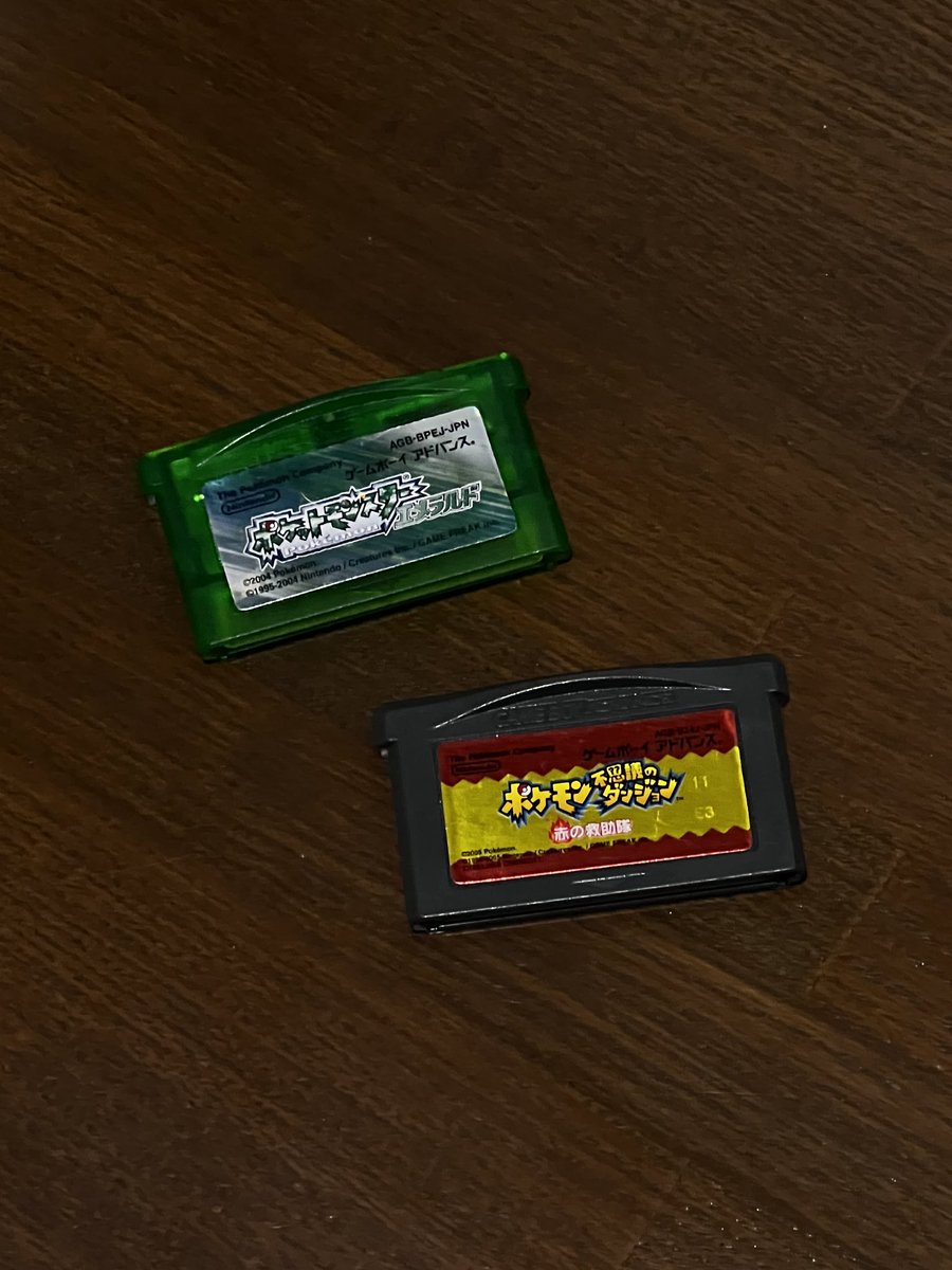 _takajp's tweet photo. 部屋掃除してたらくっそ懐かしいゲーム機出てきた
小学生の頃夢中になってやってた

#ゲームボーイアドバンス
#ゲームボーイアドバンスsp
#ポケットモンスターエメラルド
#ポケモン不思議のダンジョン https://t.co/RZrp13XBWw