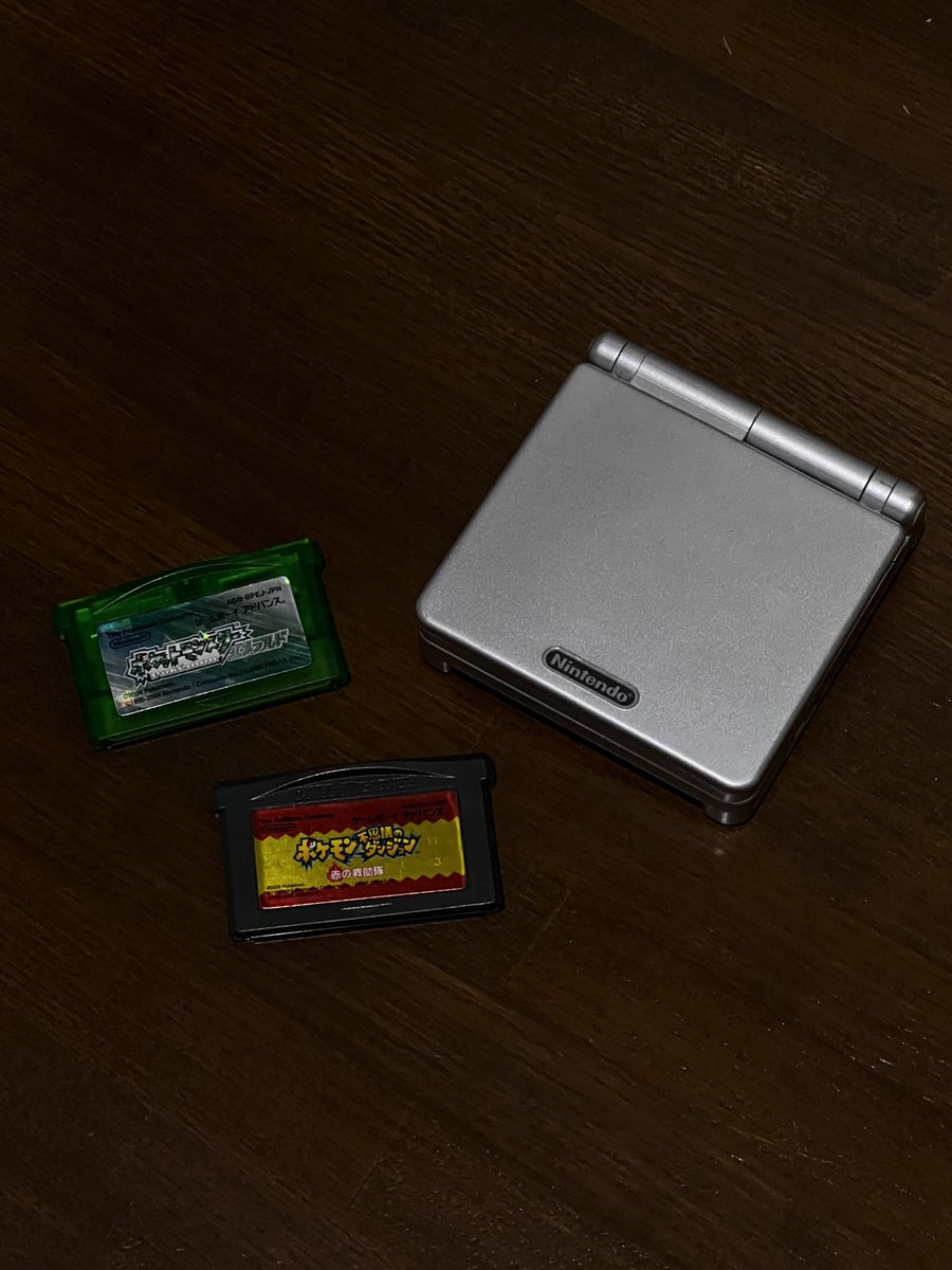_takajp's tweet photo. 部屋掃除してたらくっそ懐かしいゲーム機出てきた
小学生の頃夢中になってやってた

#ゲームボーイアドバンス
#ゲームボーイアドバンスsp
#ポケットモンスターエメラルド
#ポケモン不思議のダンジョン https://t.co/RZrp13XBWw