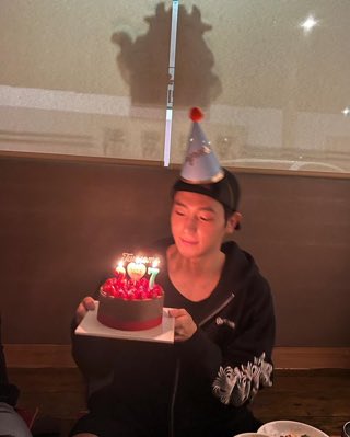 เสียใจจัง ไม่มีใครแฮปปี้เบิดเดย์เราเลยแต่ไม่เป็นไร ไม่ได้เกิดวันนี้