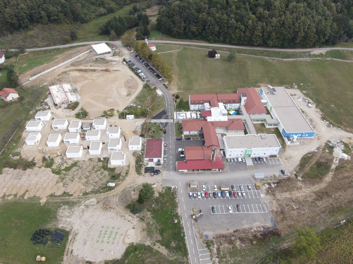 Импресивно дjелује све што је урађено у Јавној установи "Мљечаница".
Данас сам обишао радове на изградњи нових садржаја и смјештајних капацитета у "Мљечаници", а отварање је предвиђено за 21. октобар ове године. 
Изградњом нових садржаја ова здравствена установа постаје окосница