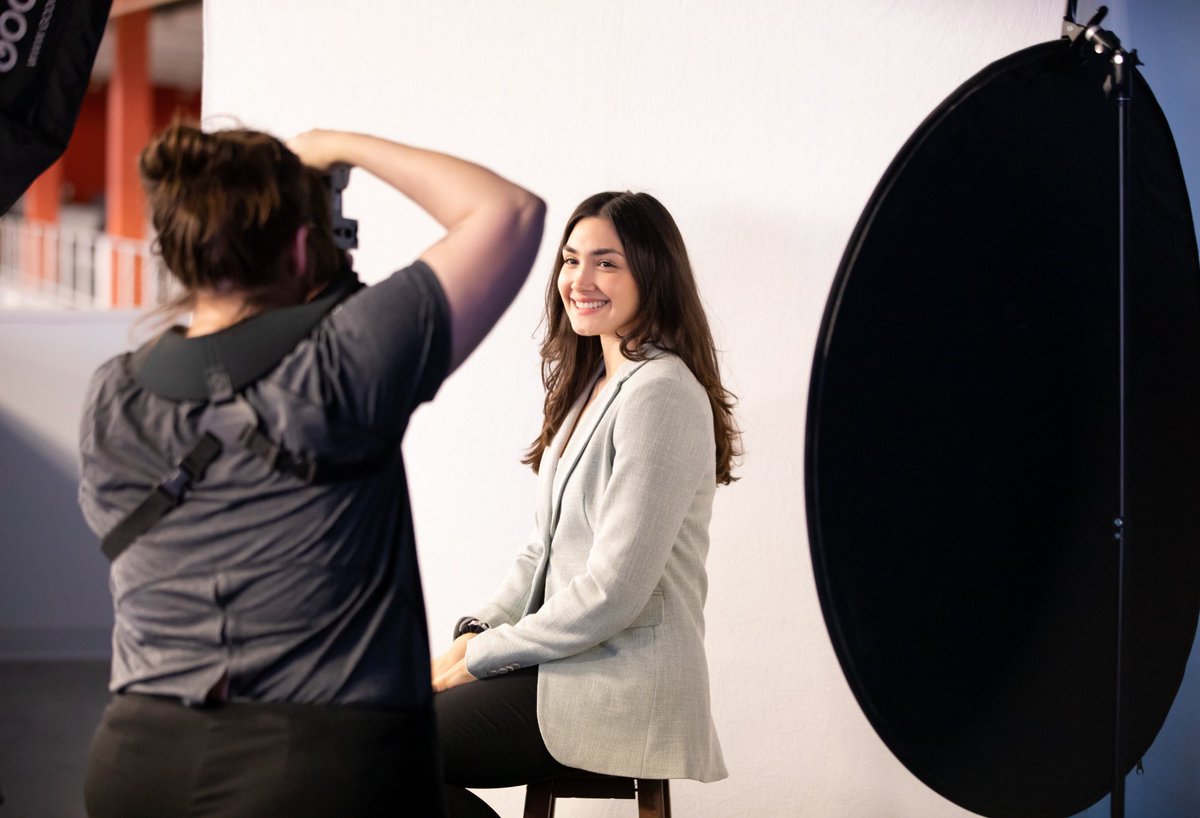 In need of a professional headshot? 📸   
  
The CPDC is offering FREE headshots at the Fall 2023 Career Fair! Take advantage of this great opportunity on Tuesday, September 19th from 1-4 PM ❗️  
  
Register on Handshake for the Career Fair TODAY➡️ conta.cc/3PeiUlB