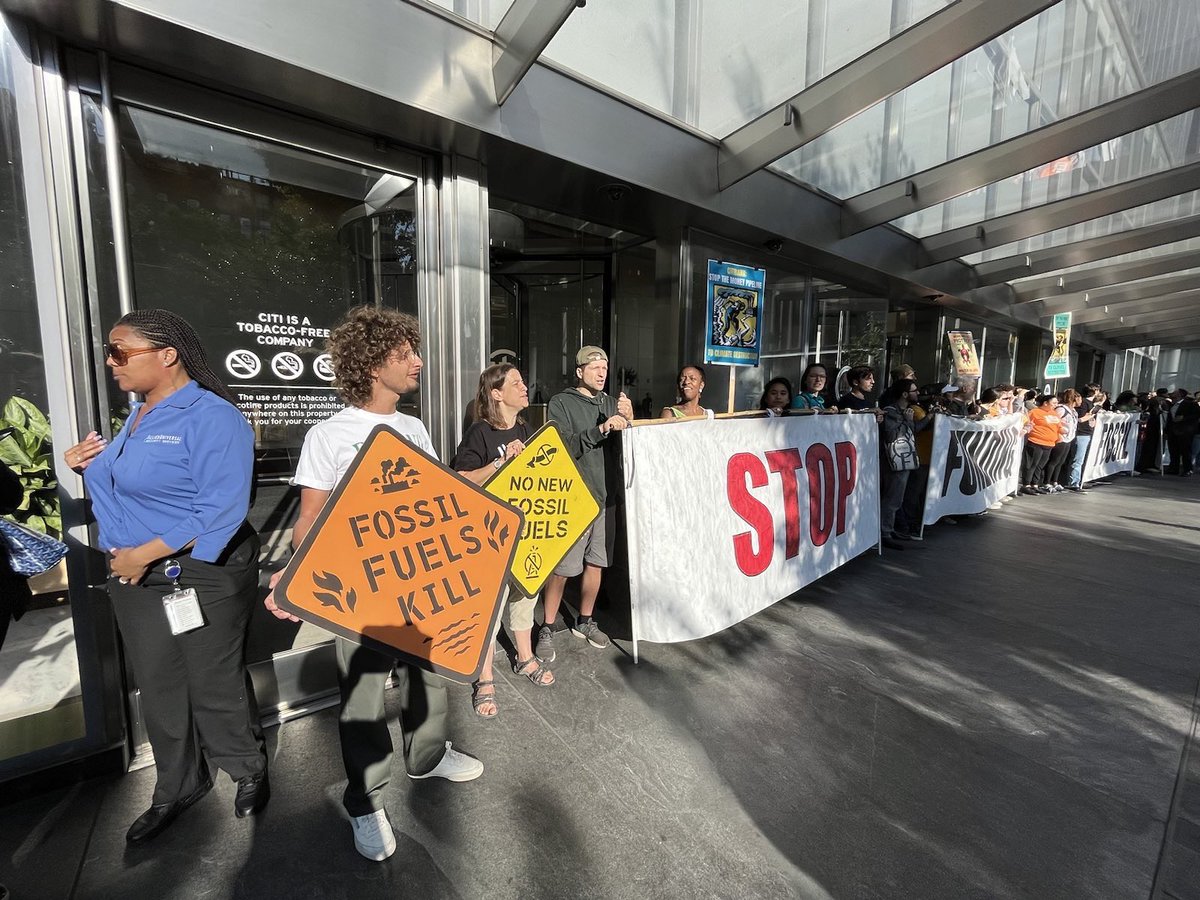 StopMoneyPipe's tweet photo. BREAKING: Hundreds of people have blockaded the 10+ entrances into @Citibank Global HQ to demand that @Citi stops funding fossil fuel expansion

Since Paris Agreement in 2015, Citi has provided $332 billion to coal, oil and gas companies.

#ClimateShutdown #CitiDropFossilFuels https://t.co/LSLLDz6kC1