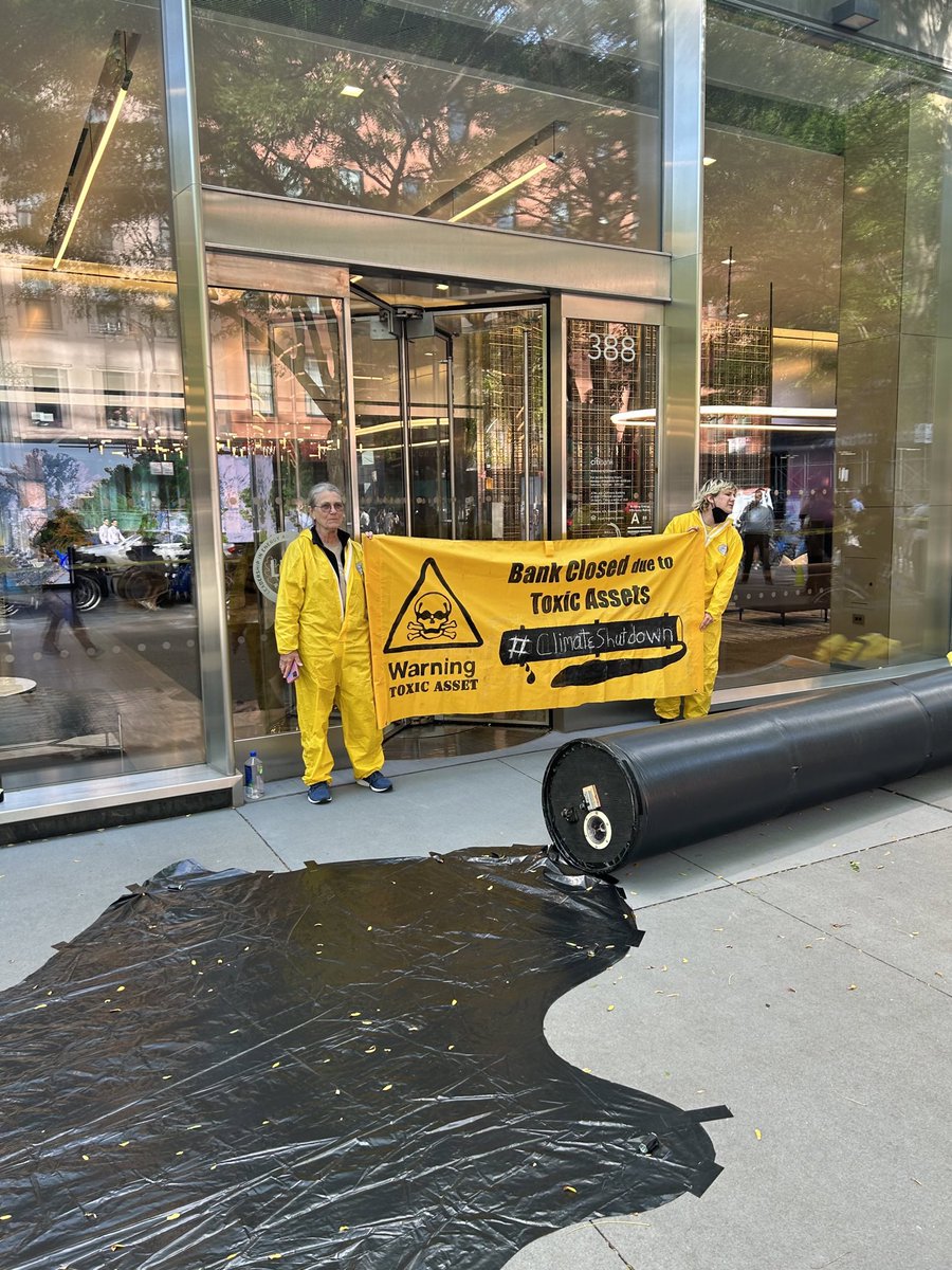 BREAKING: Hundreds of people have blockaded the 10+ entrances into @Citibank Global HQ to demand that @Citi stops funding fossil fuel expansion Since Paris Agreement in 2015, Citi has provided $332 billion to coal, oil and gas companies. #ClimateShutdown #CitiDropFossilFuels