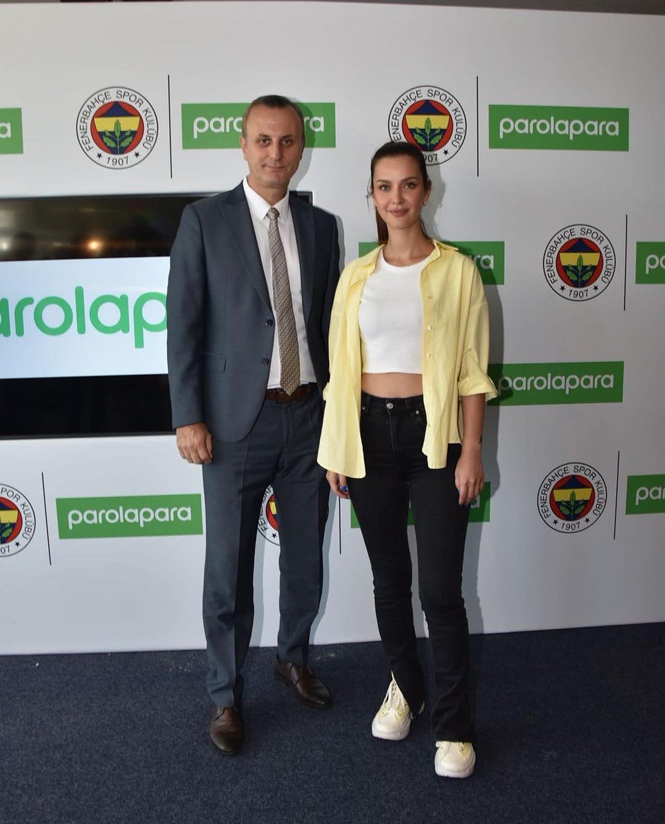 #İremHelvacıoğlu : "Projeler okuyorum. Uzun zamandır tiyatro oyununda yer almak istiyordum, bir oyuncunun kendini en iyi gösterdiği yer tiyatrodur, gerçekten ben oyuncuyum diyen birisi tiyatro yapmalı, bana bir türlü fırsat gelmedi ve tiyatro yapamadım ama netleşen bazı şeyler