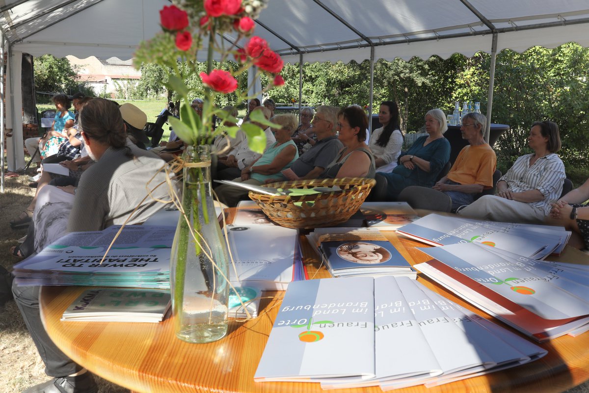 FPR_Brandenburg's tweet photo. Heute vor einer Woche hieß es in #Freyenstein: Vorhang auf für Minna Cauer! Wir freuen uns über die Einweihung der 46. FrauenOrte-Tafel und sagen danke 💜 Mehr zu Minna unter: https://t.co/U3Ou3lTmjV https://t.co/6CQaLmDgTb