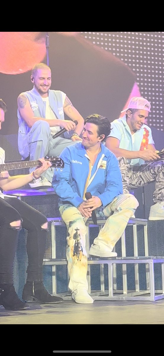 fallingforkogan's tweet photo. @1LoganHenderson happy birthday logan💙 hope you have the best day and know that you are so loved 🥰 https://t.co/tv0keNaJda