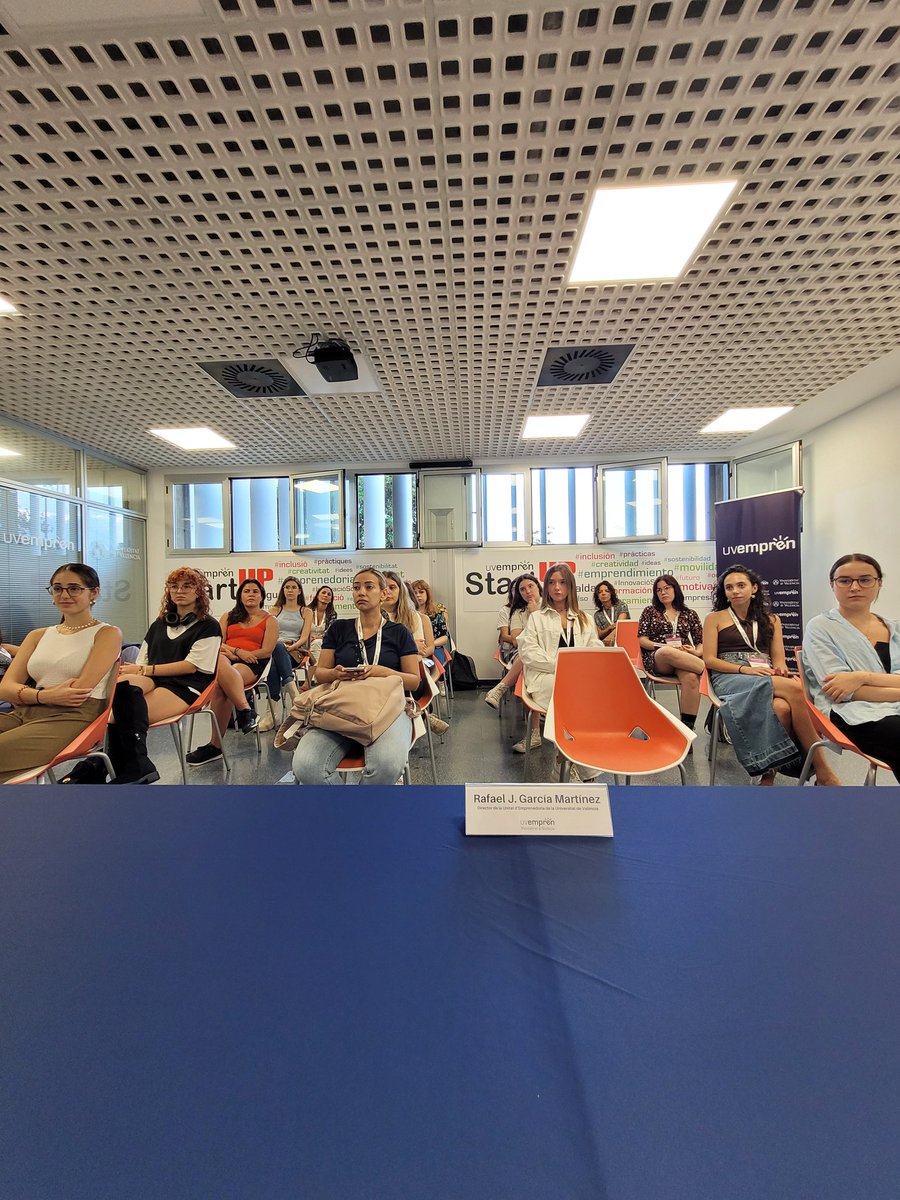 UVempren_'s tweet photo. @GVAinnovacion @SantanderUni_ES @pilardomingoc @i2sysbio @evolving_spain @Tronando #News #IngeniaUV | Moltes gràcies a les emprendedores @pilardomingoc investigadora de l'@i2sysbio i fundadora d'@evolving_spain i Belén Baixauli fundadora de #Tronando per compartir la seua experiència amb l'estudiantat de la @UV_EG en aquesta activitat que hem disfrutat molt👏 https://t.co/kRuZaljMkE