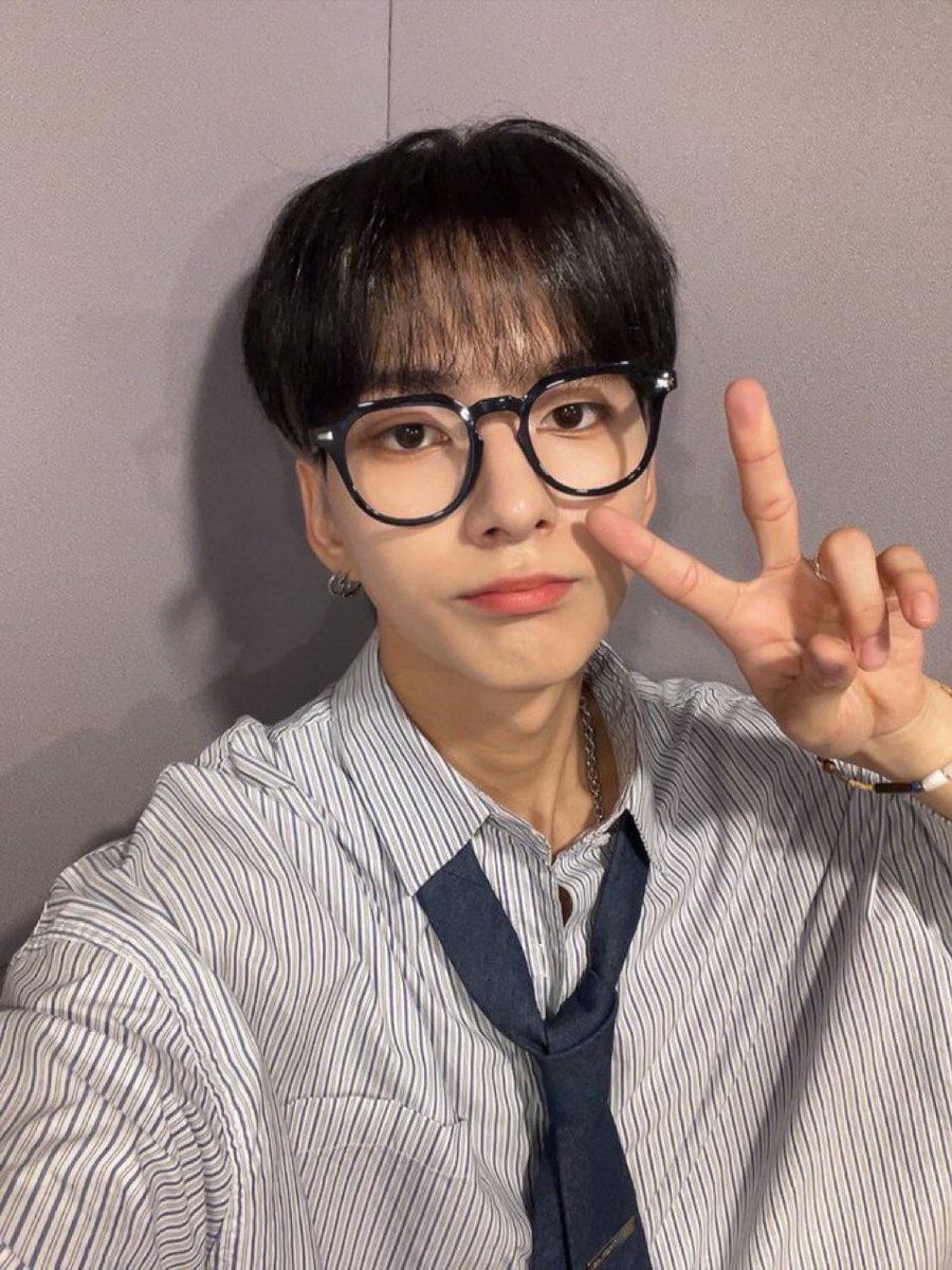 0o_dee's tweet photo. oh god i missed this man so much jdusnsjhs baby i’m sorry for being so inactive 😭 https://t.co/50t40nA8hW