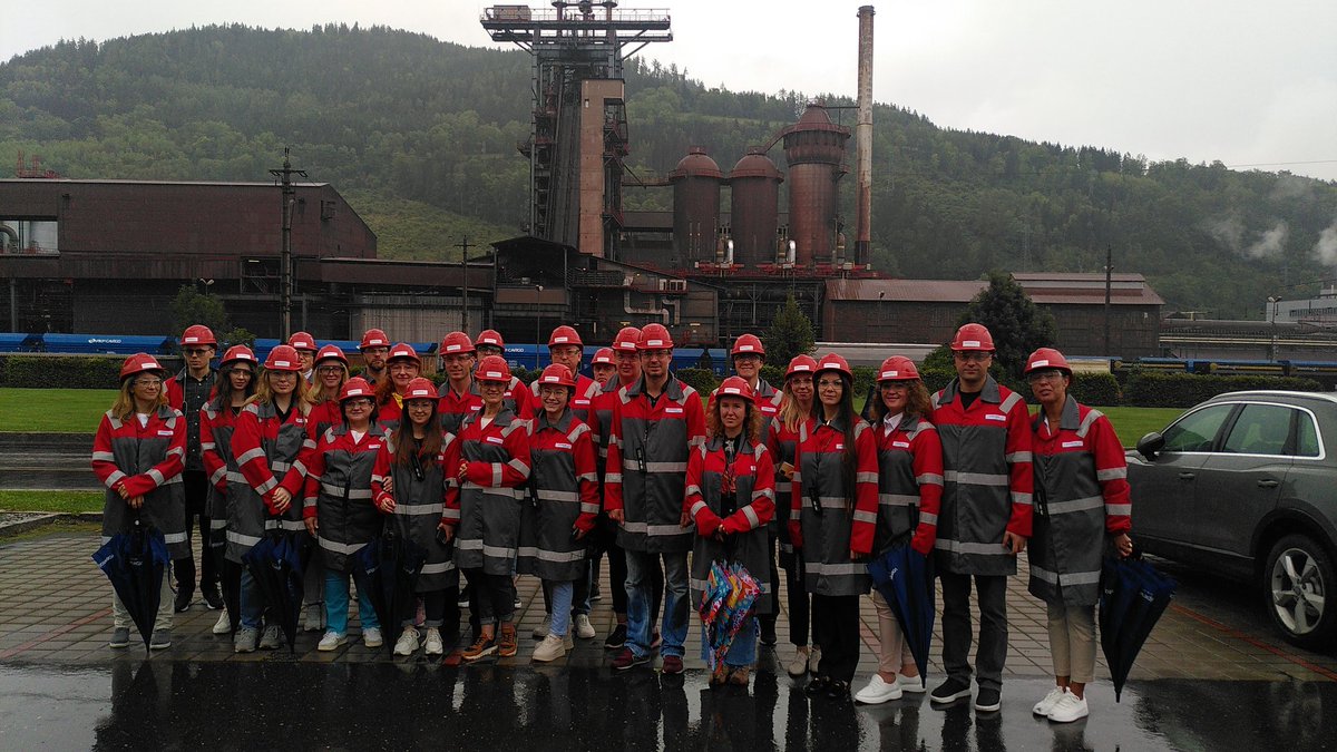 chri_gru's tweet photo. Heute: Ausflug in die Steiermark mit einer Delegation 🇺🇦 ukrainischer Energie-Expert*innen. Im Bus hab ich Aktivitäten rund um #Wasserstoff in Österreich 🇦🇹 präsentiert, in Donawitz wurde dann ein künftiges Einsatzgebiet dafür inspiziert: Das Stahlwerk der @voestalpine

#HyPA https://t.co/U774ie2Hod