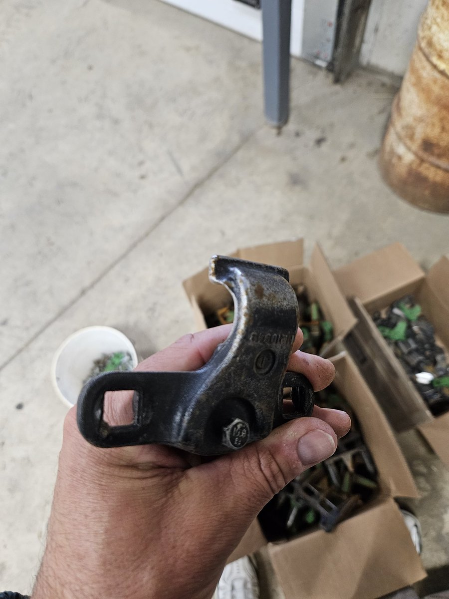 siskedorfarms's tweet photo. Anyone looking for slightly used guards or tie downs for a #johndeere bean head? Got a whole pile of them. I'll make you a real nice deal. #harvest23 https://t.co/Pw1tLuJvuo