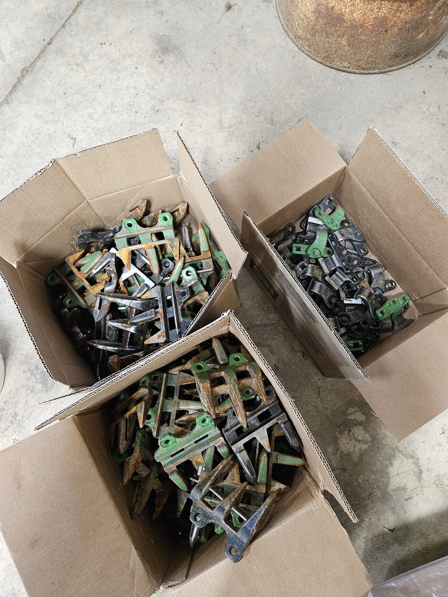 siskedorfarms's tweet photo. Anyone looking for slightly used guards or tie downs for a #johndeere bean head? Got a whole pile of them. I'll make you a real nice deal. #harvest23 https://t.co/Pw1tLuJvuo