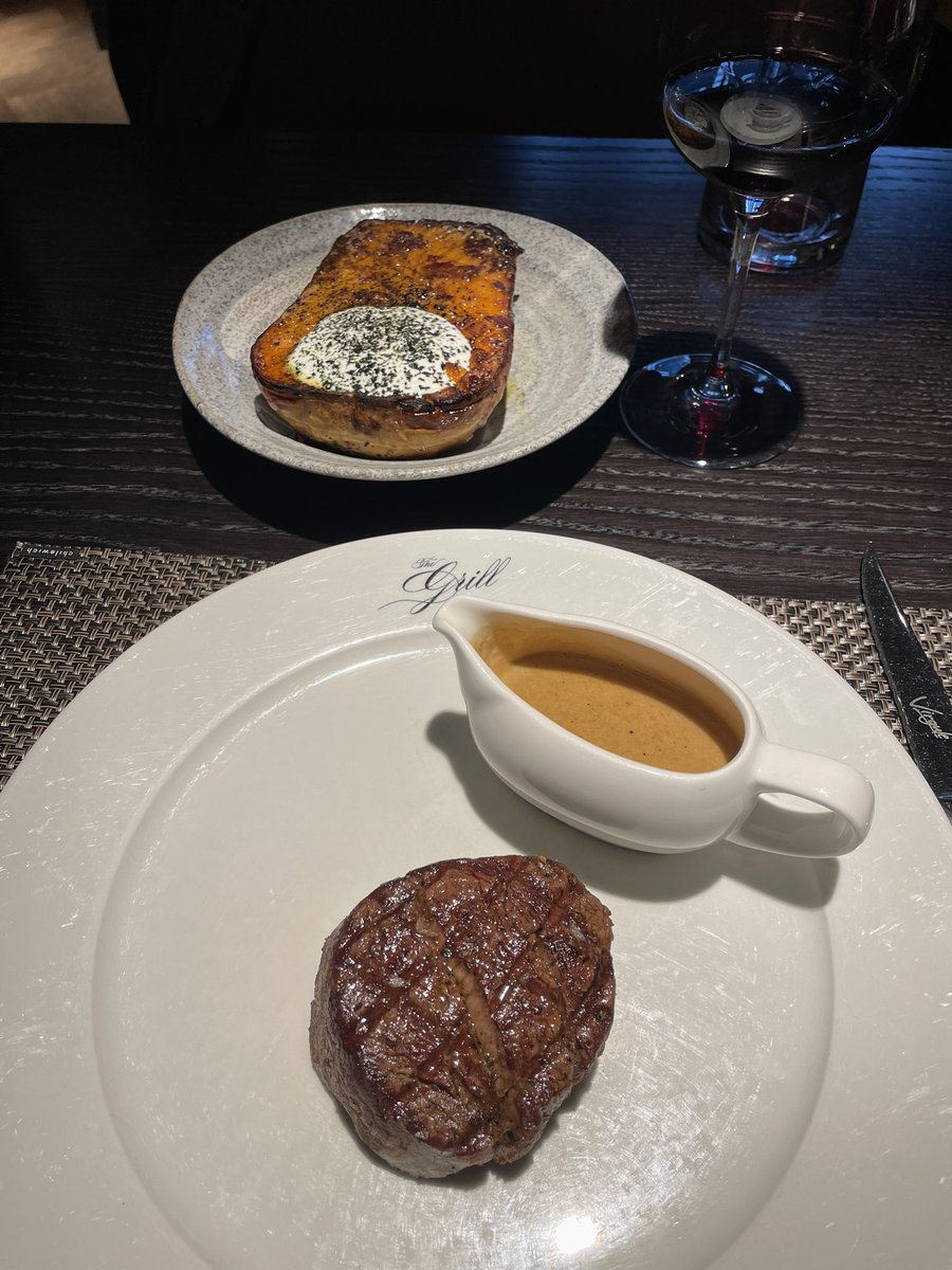 Had lunch at the <a href="/dakotahotelsuk/">Dakota Hotels</a> in #glasgow after reading this <a href="/nytimes/">The New York Times</a>  article: nytimes.com/2023/09/12/tra… 
Here is my photo of the fillet with peppercorn sauce and roasted squash. Lovely food and servers!