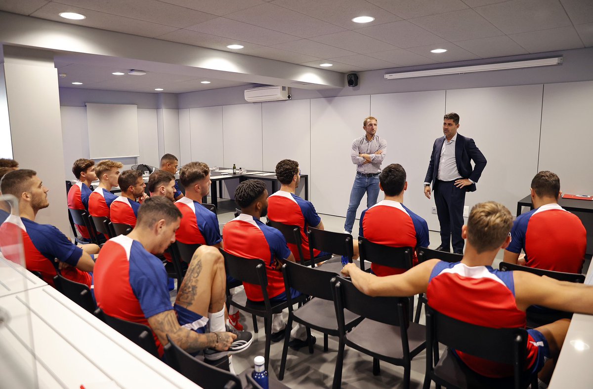 19diegorivas's tweet photo. ¡Primera visita del año!

@atleticodemadrid 
@afefutbol 

Siempre es un placer visitaros. 

¡Muchas gracias por el trato recibido!

#afe #afecerca #unidossomosmásfuertes https://t.co/Hg4DQSbVMj