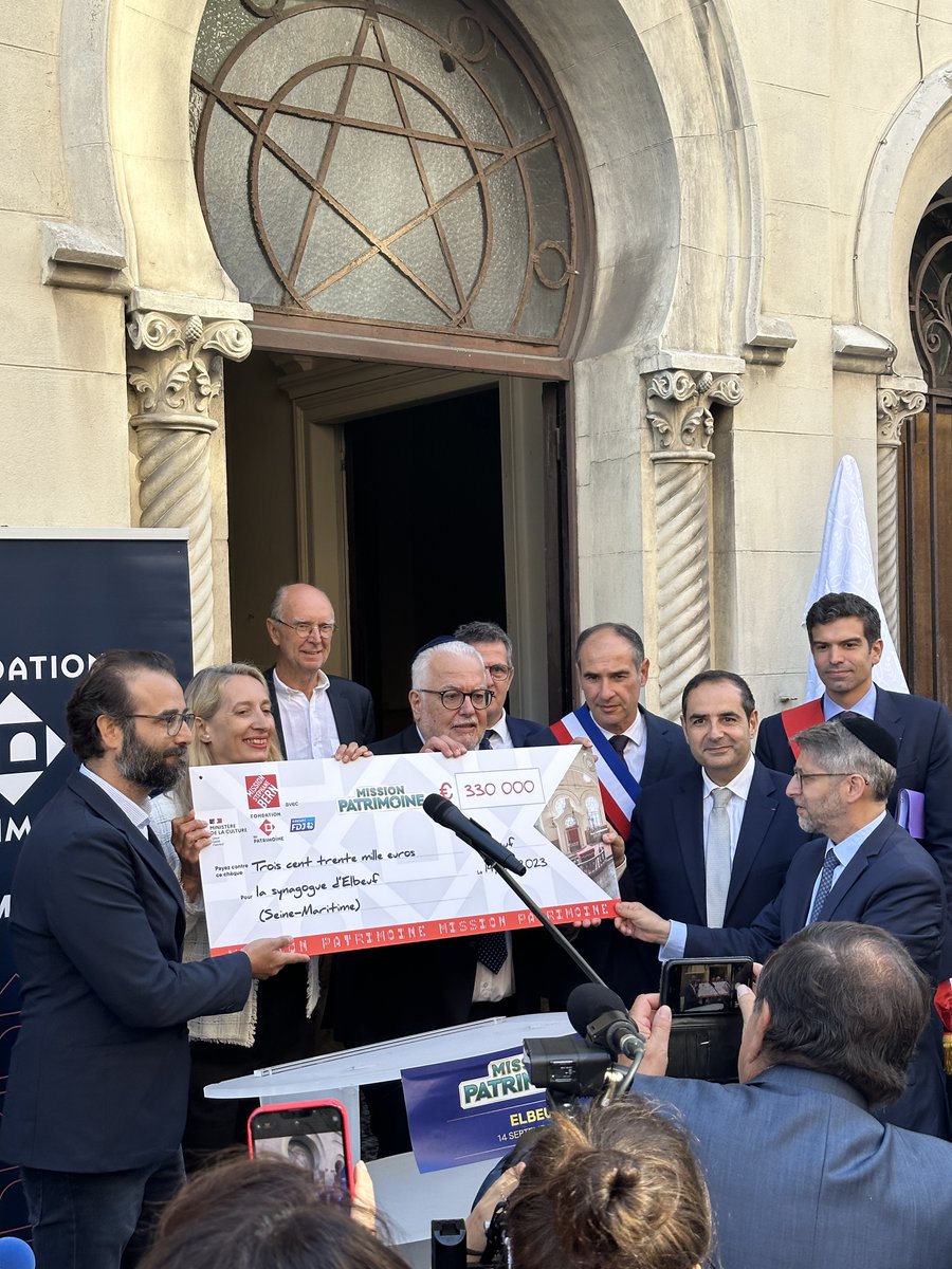 #Culture

La Synagogue d'#Elbeuf a reçu ce jour un chèque d'un montant de 330000€ dans le cadre du #lotodupatrimoine, afin de restaurer les couvertures et charpentes de ce monument🕍

La 1ère phase de travaux débute en 2024⤵️
L'État soutient la restauration de ce lieu de mémoire