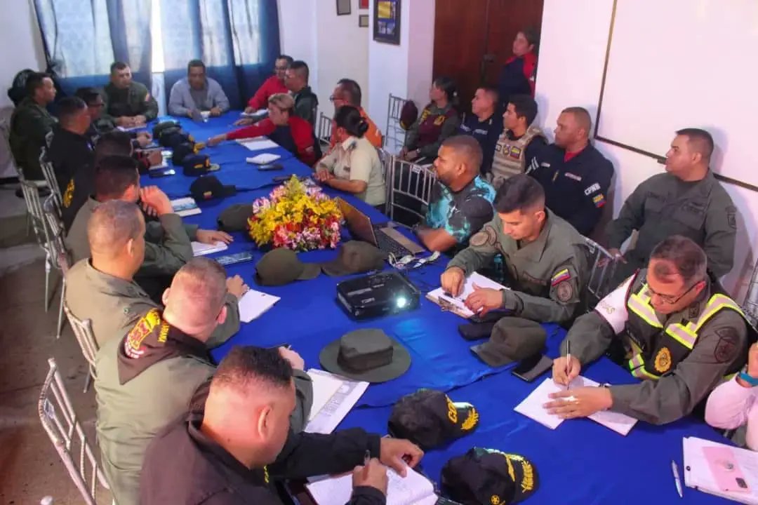 GobTrujillo's tweet photo. Deinterés 📣|| En el día de ayer el gobernador del estado, sostuvo reunión con el Estado Mayor de Seguridad para coordinar acciones enmarcadas en el bienestar y la seguridad del pueblo trujillano. https://t.co/EqQ3IPXewI