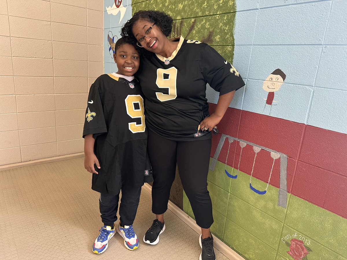 TMJeffrey12's tweet photo. Yesterday @MinerSchool it was Sports Day for our PBIS Fall Spirit Week! I was so excited that it also turned into TWIN Day! 🤣🥰 https://t.co/1L0fpaYJAk