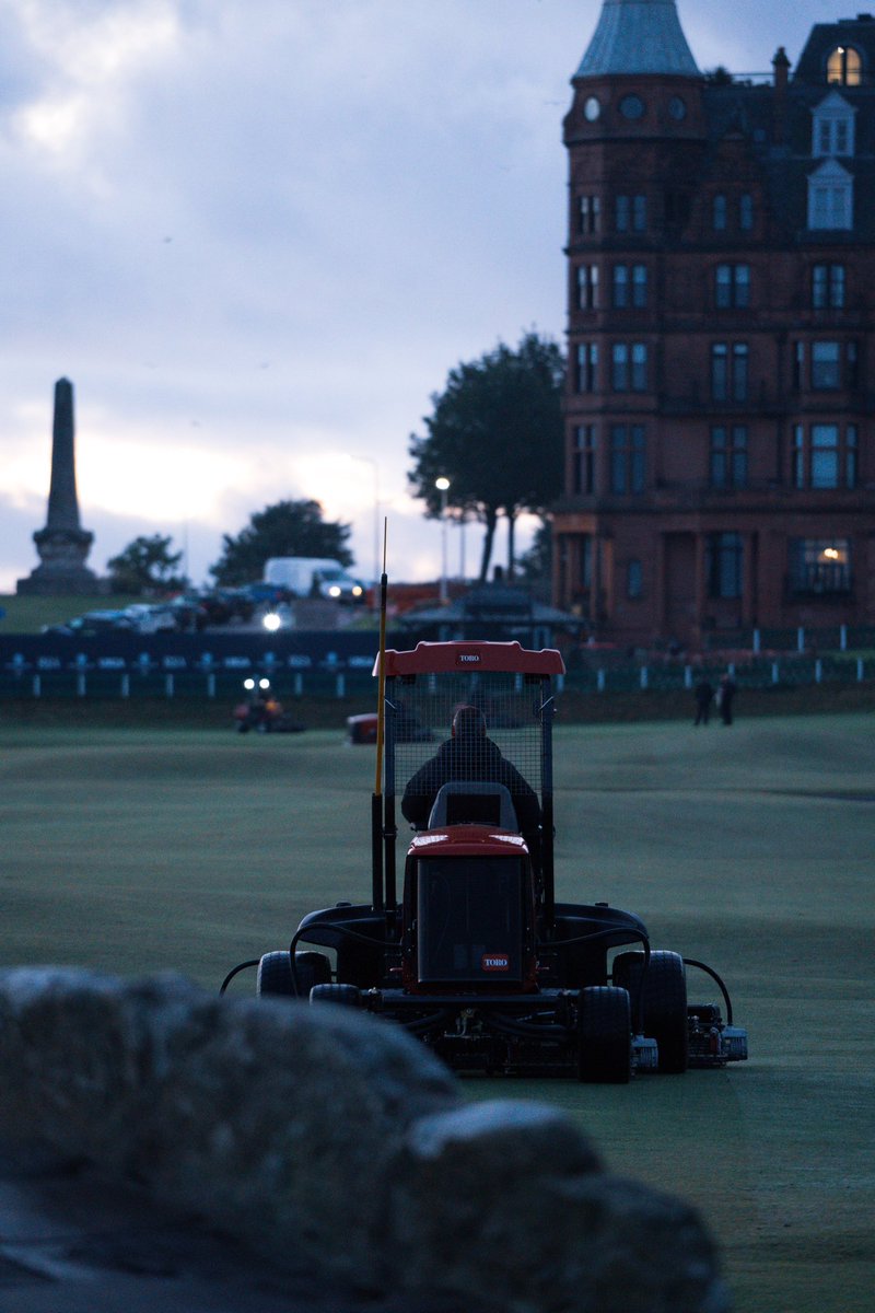 TheHomeofGolf's tweet photo. Teamwork 🤝

With 7 St Andrews Links courses to look after, our greenkeeping team rely on @TheToroCompany machines and irrigation to help maintain the world class standards everyone who plays here expects. 

With 650 machines used across our courses our in-house mechanic team make sure they are all running smoothly, so that our greens and fairways can too

#TheHomeofGolf #StAndrews #Toro #Greenkeeping