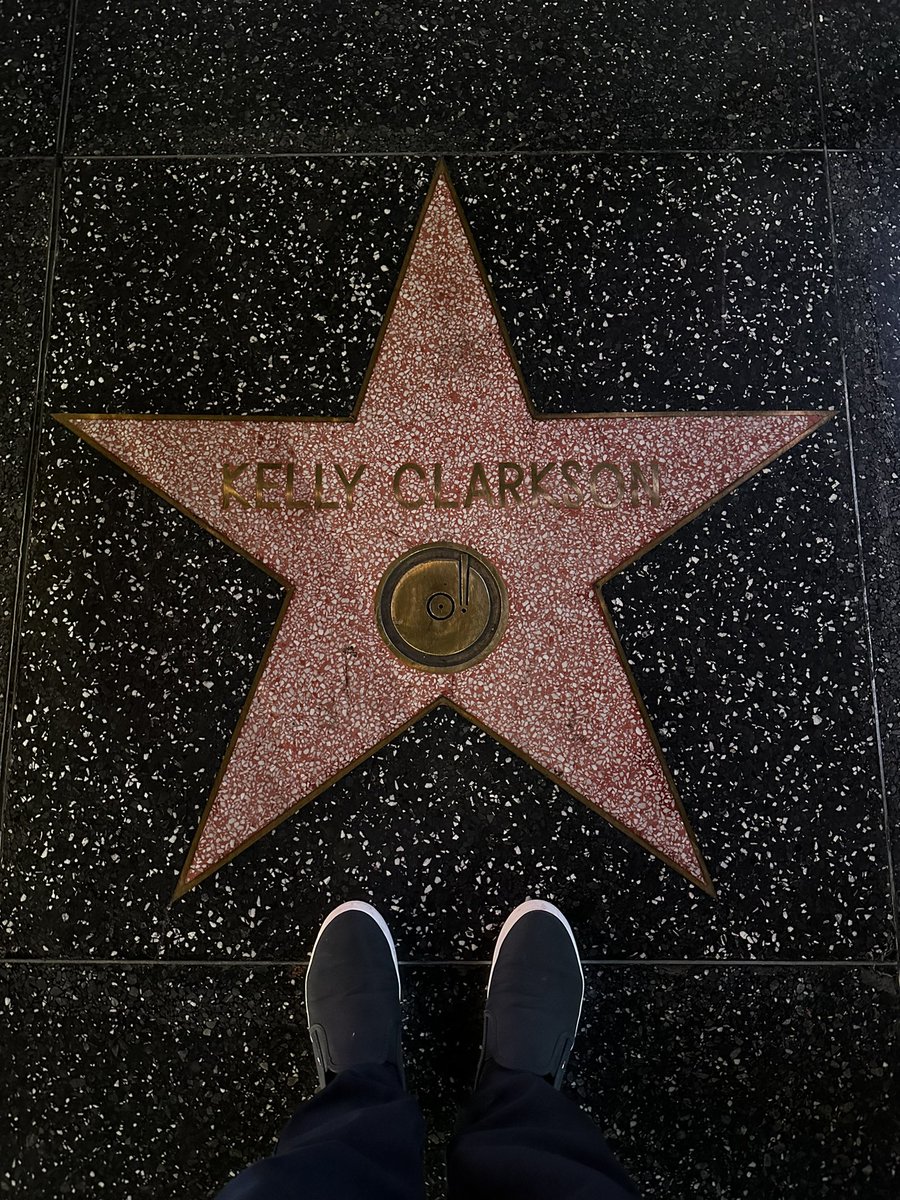 I booked this holiday last year, planning on seeing @kellyclarkson taping @KellyClarksonTV since I’ve not seen her in 10 years but she changed cities so this is the closest il get to her in LA… 😅⭐️🤩 #kellyclarkson #kellyclarksonshow ##fromScotlandwithlove #thinkshesavoidingme