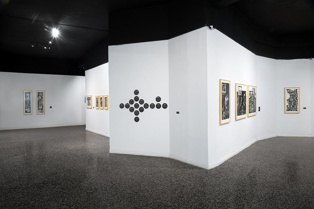 "Hijas  de la gubia y el taco, estas obras de Lesbia Vent Dumois avalan y  completan un ciclo: el de su exposición como Premio Nacional de Artes  Plásticas 2019, y el de 90 vueltas a la órbita solar de su historia de  guerrera invicta de muchas contiendas"
🖊Dannys Montes de Oca