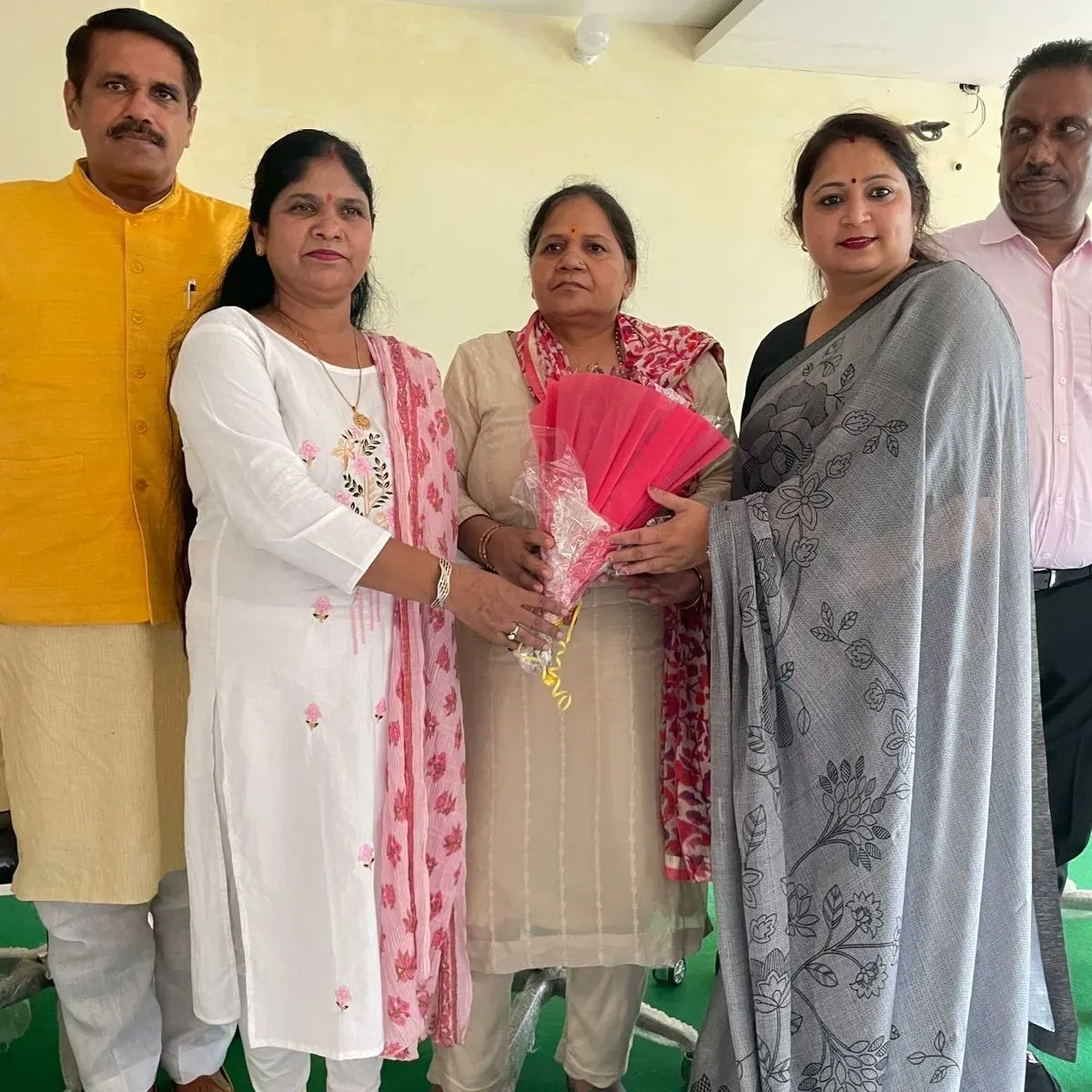 ijyotijoshi's tweet photo. शंखनाद अभियान के तहत अंबाला सोशल मीडिया की कार्यशाला जिला कार्यालय "अम्ब कमल" में आयोजित हुई। कार्यशाला का शुभारंभ जिला अध्यक्ष भाई राजेश बतौरा जी ने दीप प्रज्वलित कर किया।
#SocialMediaVibhagBJPHaryana 
#BJPAmbala 
#rajeshbatora 
#BJPHaryana
#BJPMMH https://t.co/KaHkEaD7Ik