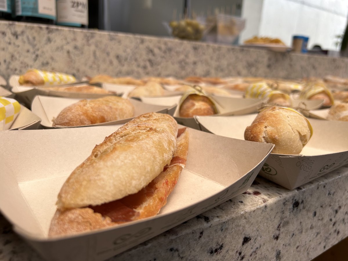prodeCAT's tweet photo. 🍽️🍷#CatalanFood, ambaixador de la cultura catalana durant la celebració de la #Diada2023 a Mèxic.
👏👏Enhorabona, @Catalonia_MX!
📝Més info: https://t.co/AgMQmBr9Aw https://t.co/bWKJ7afa4A