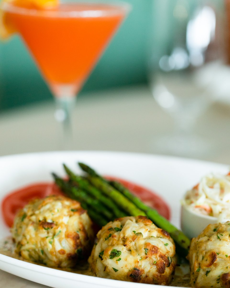 TheReedsResort's tweet photo. Dine and devour these savory crab cakes #WaterStarGrille 

📸@BlueJarPhoto @megarcari https://t.co/7Vut2oalui