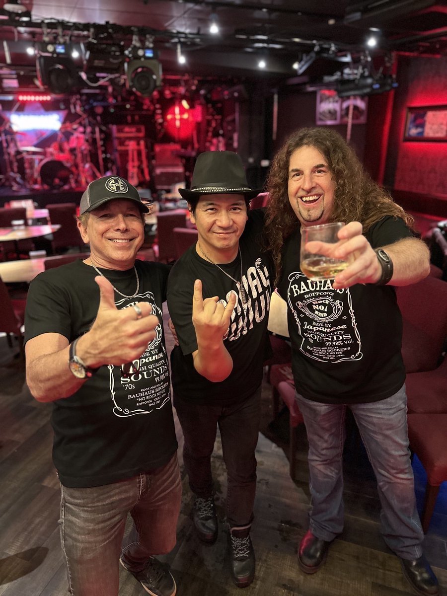 BauhausTokyo's tweet photo. 🎸WINGER来店!🎸
なんとなんと、先日WINGERのキーボード兼ギターのPaul Taylorさん&サポートのHowie Simonさんが、日本ツアーの合間にバウハウスに来店してくださいましたー!!✨🤘🇯🇵
バウハウスTシャツも着て楽しんでいただけて光栄です🤩🎶
#RockStarSighting #winger #paultaylor
#simonhowie https://t.co/YgnWTP4Egb