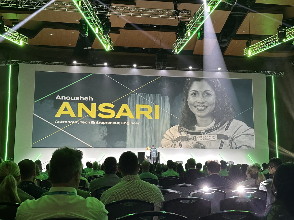 BionicSocialite's tweet image. I have been waiting to see @AnoushehAnsari at #EXCELL 🇮🇷 
—-
To my Persian daughters @coffeewithfarah and @JennaMadjlessi - I wish you were here to see/hear this amazing Iranian woman speak. 🩷🩷