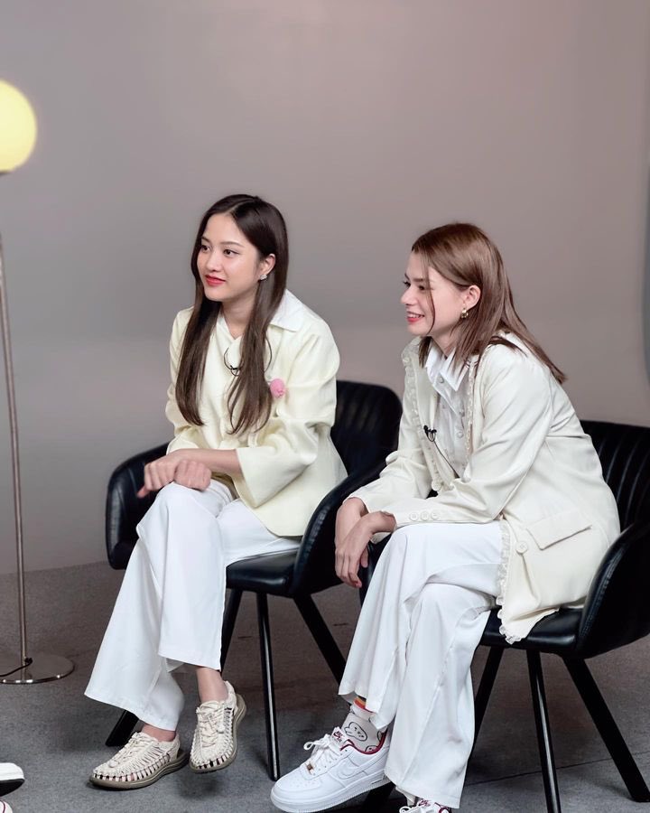 intosrchalisa's tweet photo. Just a reminder: It costs you NOTHING to be kind.

I hope this interview tells you to please be kind to the people around you, you don’t know what a person is going through behind that happy aura and smiley face. 

At the end of the day,
FREEN will choose BECKY.
BECKY will choose FREEN.

BF LIFE THEORY
#ChairstosharexFreenBecky