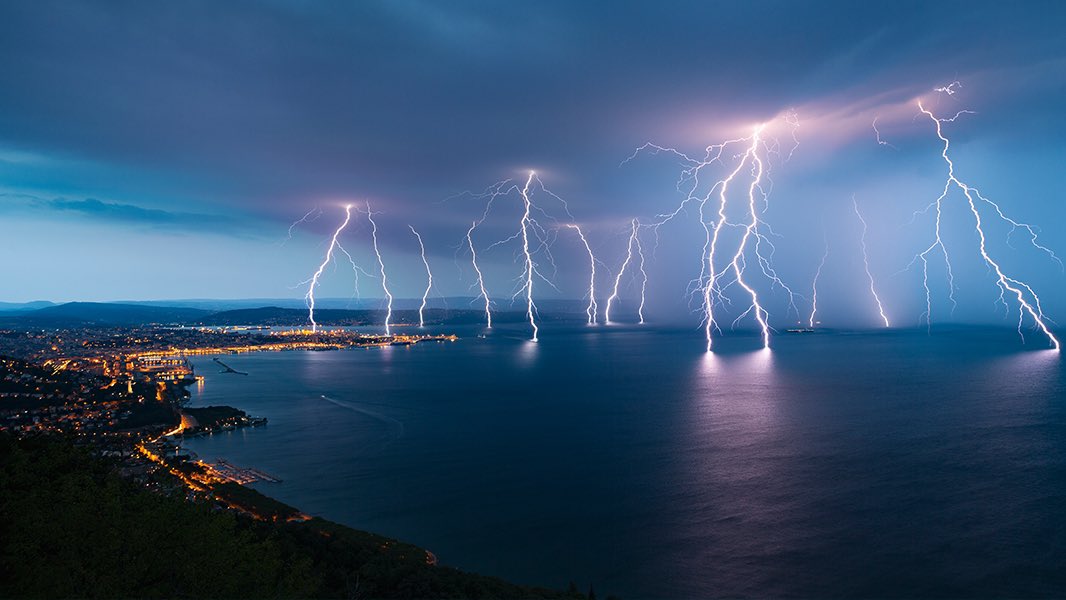 learningonx's tweet photo. Here are some reasons why their hair might have stood on end:

Static electricity: When two objects with different electrical charges come into contact, they can create static electricity. This can happen when water droplets and ice crystals in a thunderstorm cloud collide, creating positive and negative charges. When the electric field between the cloud and the ground becomes strong enough, lightning can strike.

Ionization: Lightning creates a strong electric field, which can ionize the air molecules around it. This means that the air molecules lose some of their electrons, becoming positively charged. When a person is standing in this ionized air, the positive charges in the air can attract the negative charges in their hair, causing it to stand on end.

Electrical conductivity: Hair is made up of keratin, which is a protein that is good at conducting electricity. When a person is standing in a strong electric field, the electricity can flow through their hair, causing it to stand on end.
