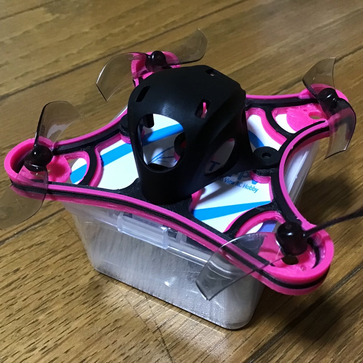 citrine_quartz's tweet photo. Ninjaに載せる用のキャノピーが届きました。
WTW osakaで初めてV3フレームを見せて頂いた時からこの配色最高に格好良いだろうなあと思っていたのですが、実際にこうして実物を見ると間違い無かったと思いました。
早く完成した姿を見てみたいです。
#FSninja
#Drone
#ドローン
#フリスタ機 https://t.co/CkfnXeg0k0